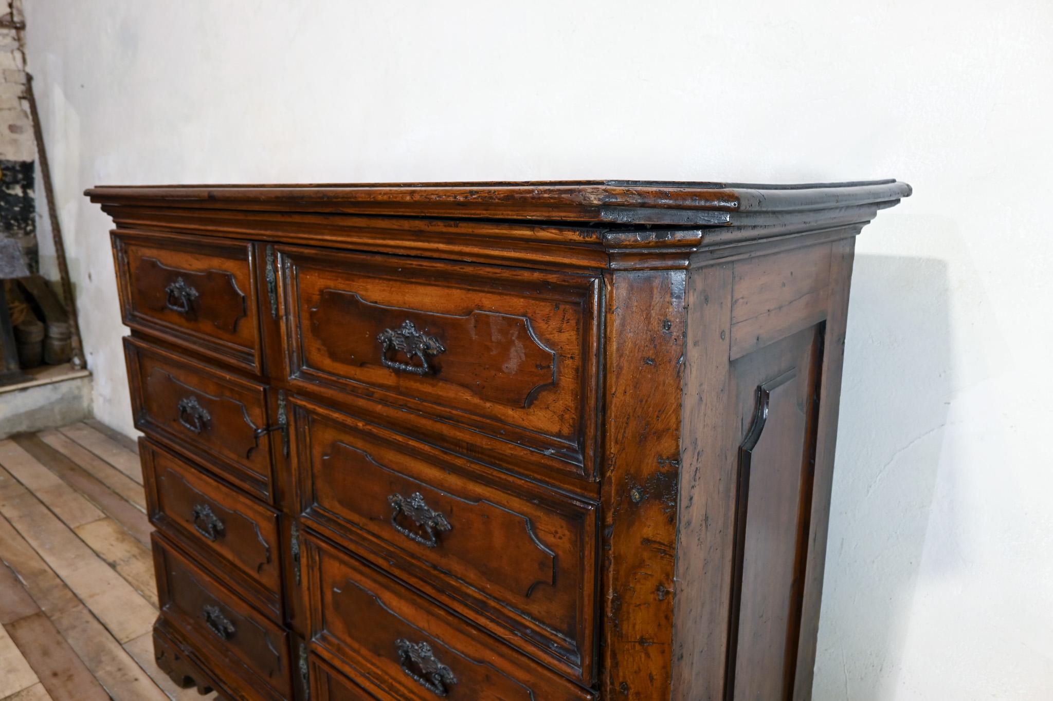Majestic commode in noce del XVIII secolo proveniente dalla regione dei Lombardi in vendita 12