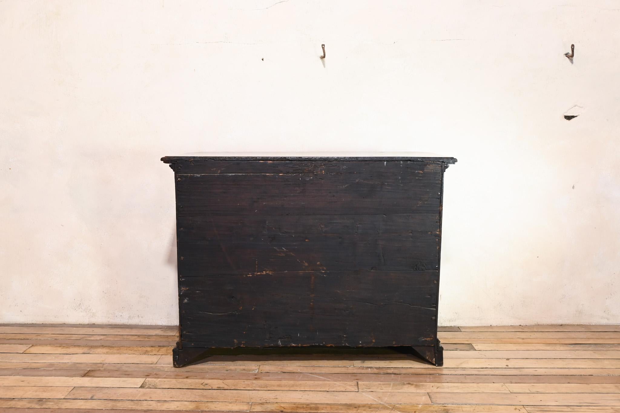 Majestic commode in noce del XVIII secolo proveniente dalla regione dei Lombardi in vendita 13