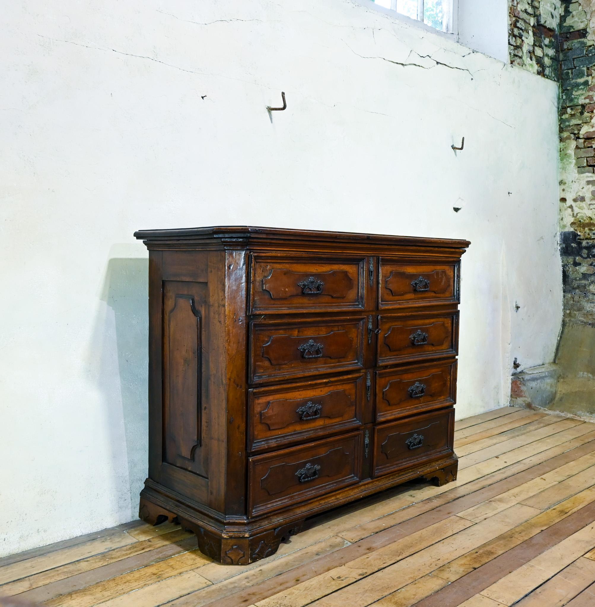 Un'imponente commode nord-italiana del XVIII secolo realizzata in noce massiccio, con una ricca patina che si è sviluppata magnificamente nel tempo. Originario della regione Lombardi, presenta quattro cassetti di dimensioni generose con le loro