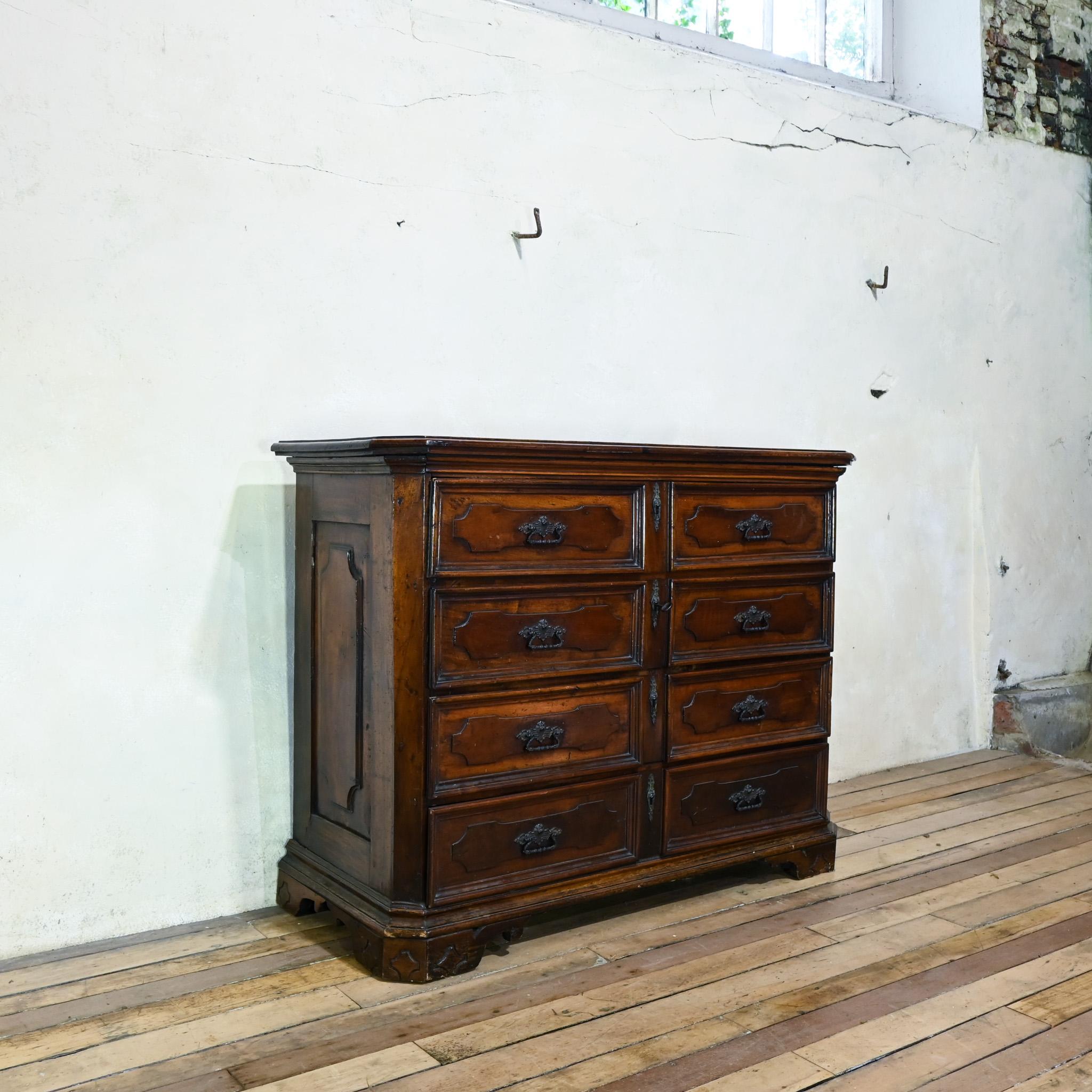 Italiano Majestic commode in noce del XVIII secolo proveniente dalla regione dei Lombardi in vendita