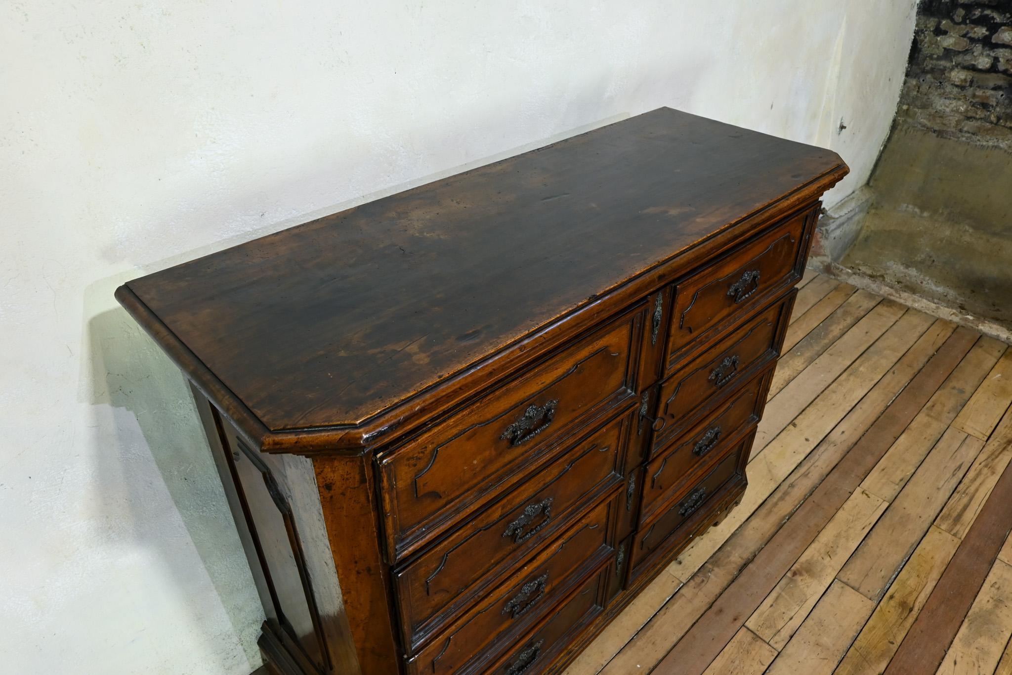 Majestic commode in noce del XVIII secolo proveniente dalla regione dei Lombardi In condizioni buone in vendita a Basingstoke, Hampshire