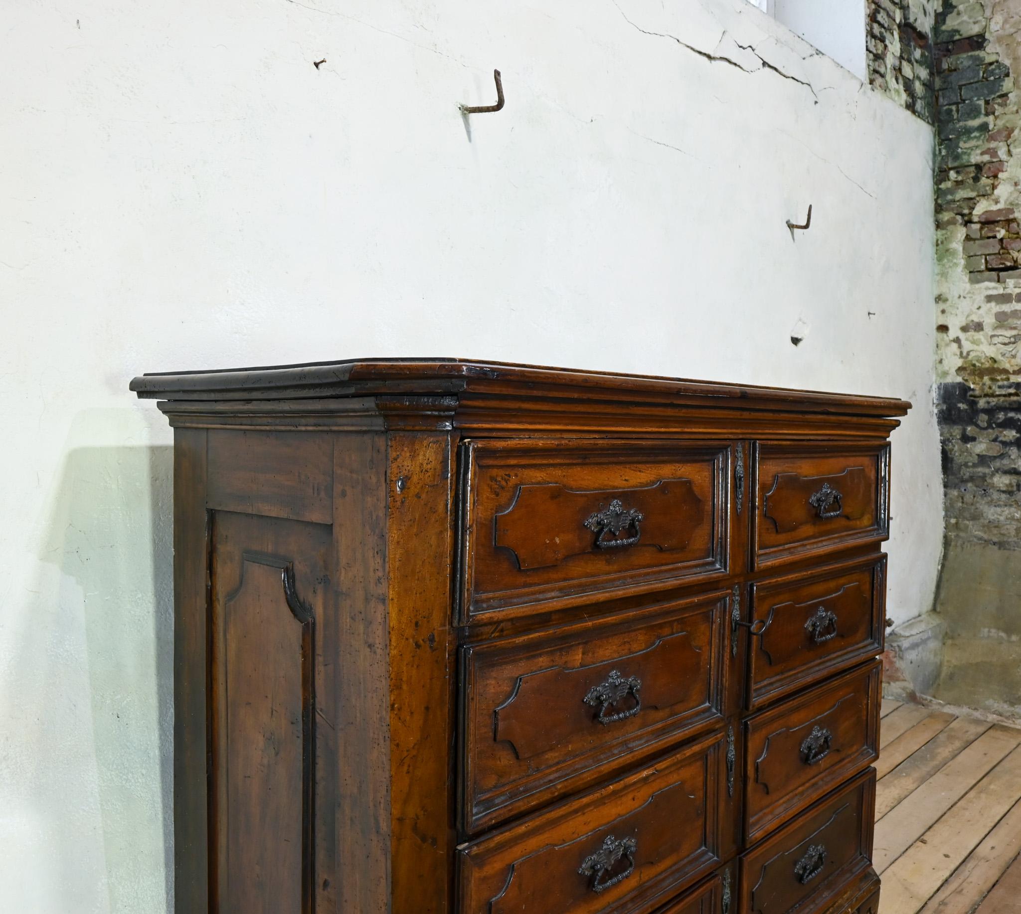 Fino al XVIII secolo Majestic commode in noce del XVIII secolo proveniente dalla regione dei Lombardi in vendita