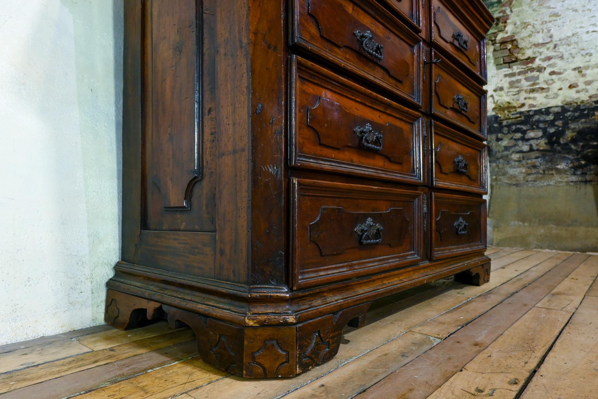 Noce Majestic commode in noce del XVIII secolo proveniente dalla regione dei Lombardi in vendita