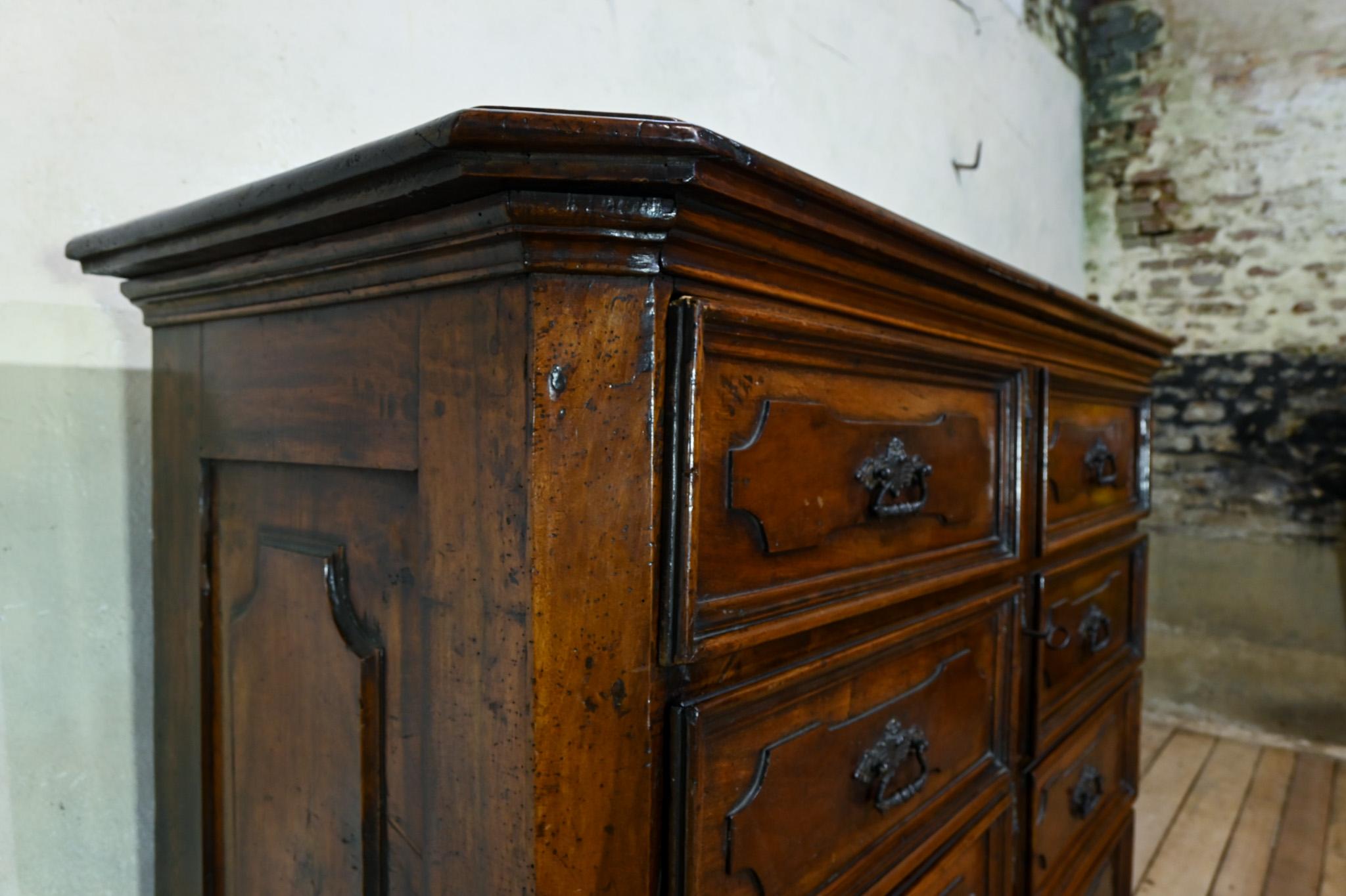 Majestic commode in noce del XVIII secolo proveniente dalla regione dei Lombardi in vendita 1