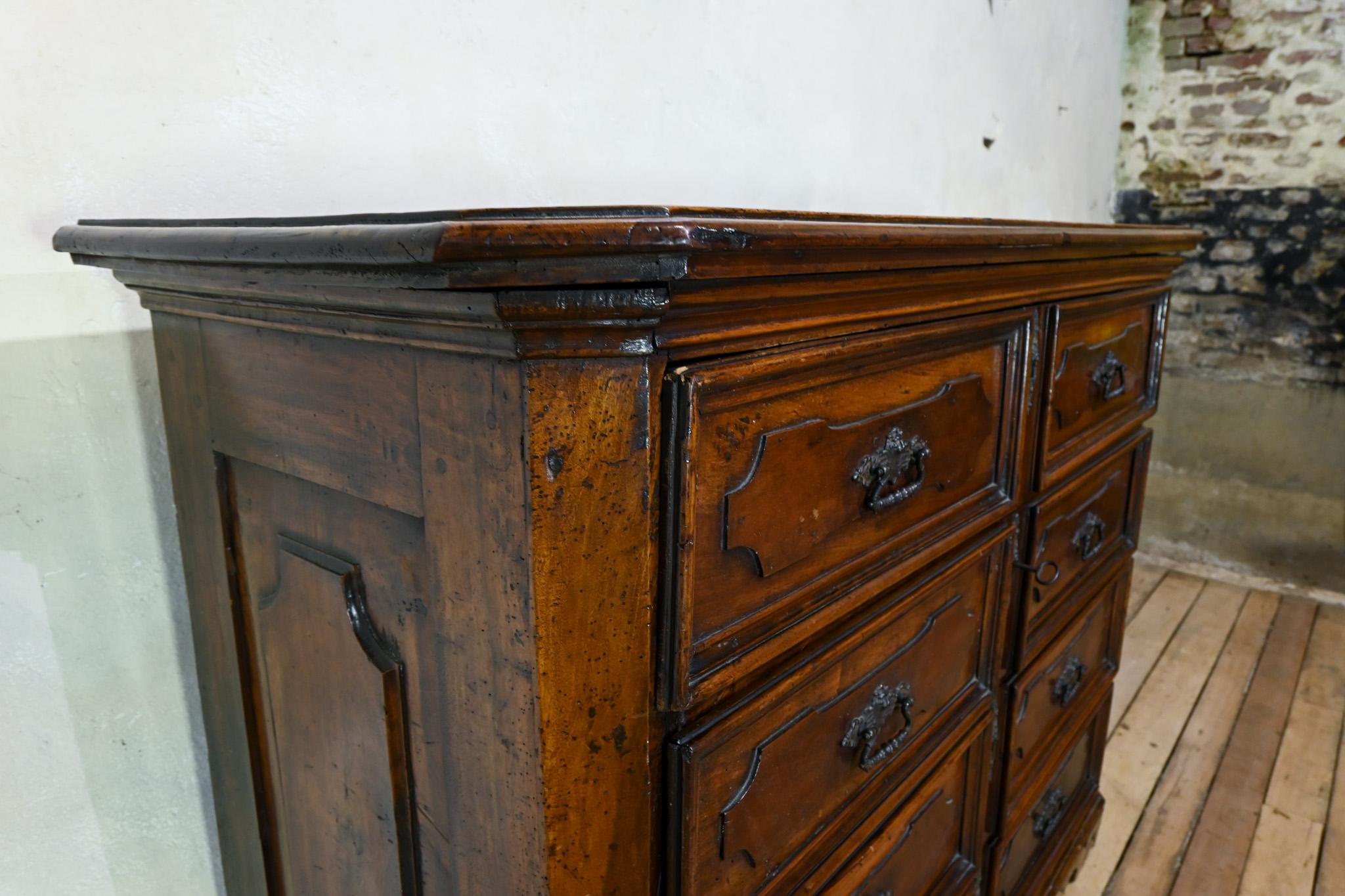Majestic commode in noce del XVIII secolo proveniente dalla regione dei Lombardi in vendita 2