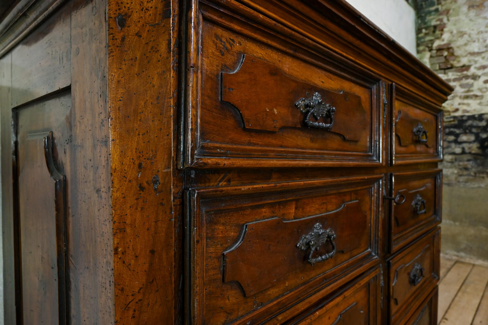 Majestic commode in noce del XVIII secolo proveniente dalla regione dei Lombardi in vendita 3