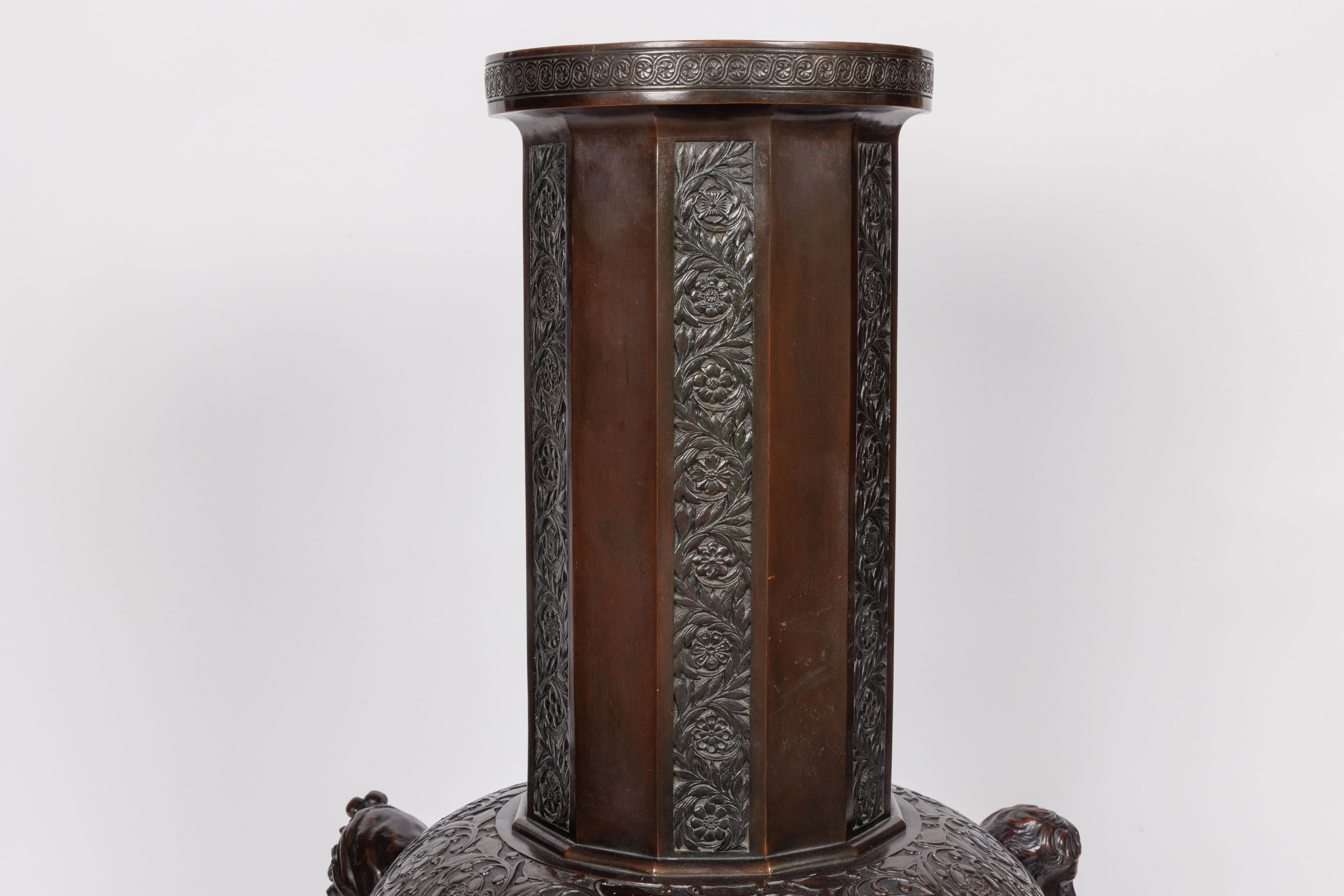 Vaso in bronzo patinato Majestic e Monumentale con Imperatori Romani Regali, XIX secolo

Entra nel mondo dell'antica Roma con questo monumentale vaso in bronzo patinato, un tributo mozzafiato all'eredità duratura dell'impero. Questo straordinario