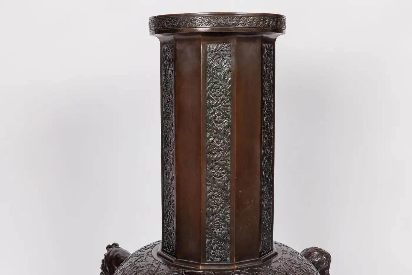 Vaso in bronzo patinato Majestic e Monumentale con Imperatori Romani Regali, XIX secolo 

Entra nel mondo dell'antica Roma con questo monumentale vaso in bronzo patinato, un tributo mozzafiato all'eredità duratura dell'impero. Questo straordinario