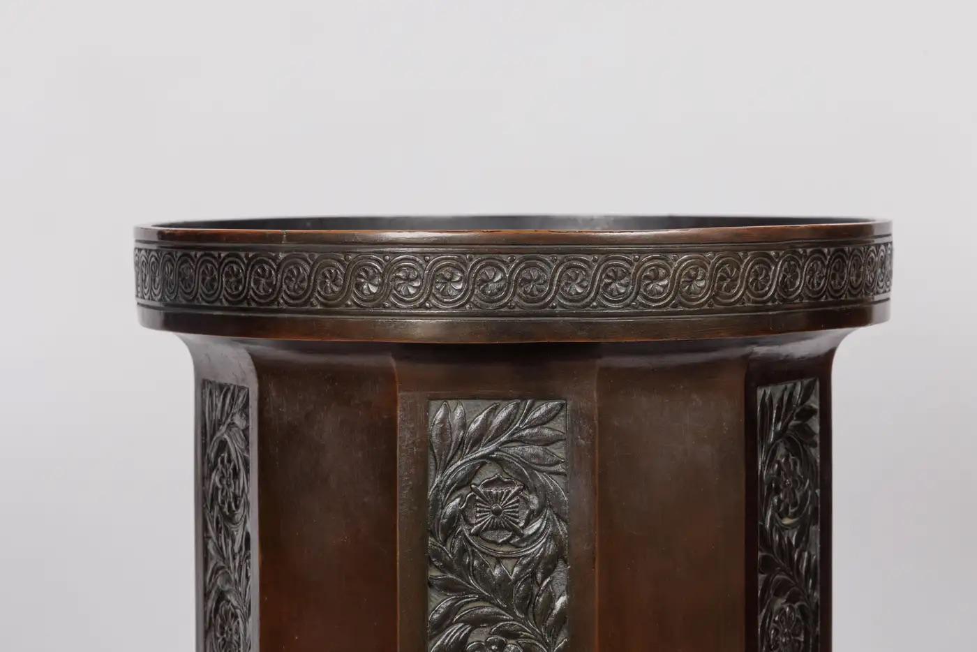 Un Majestic e Monumentale Vaso in Bronzo Patinato con Imperatori Romani Regali In condizioni buone in vendita a Long Island City, NY