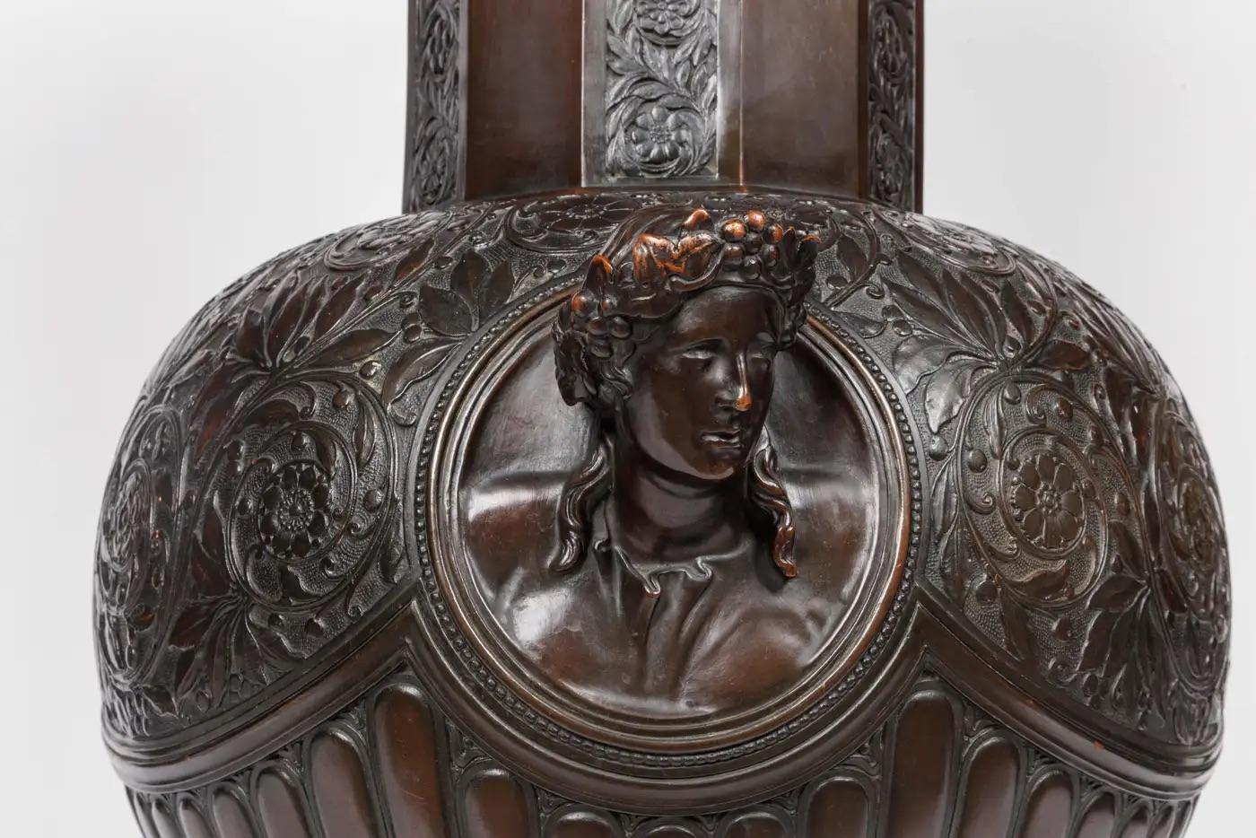 XIX secolo Un Majestic e Monumentale Vaso in Bronzo Patinato con Imperatori Romani Regali in vendita