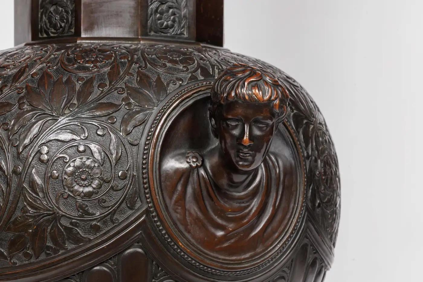 Un Majestic e Monumentale Vaso in Bronzo Patinato con Imperatori Romani Regali in vendita 1