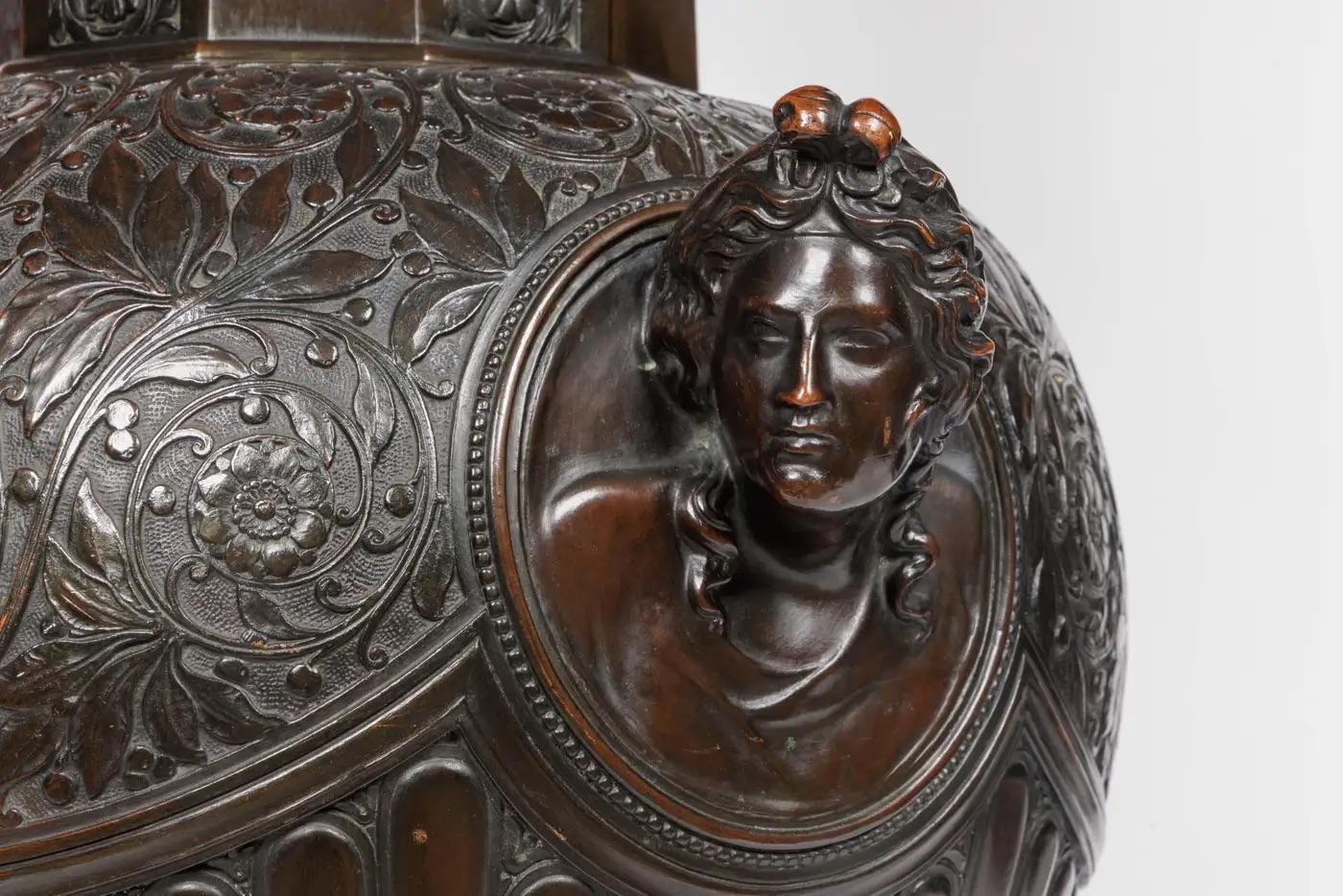 Un Majestic e Monumentale Vaso in Bronzo Patinato con Imperatori Romani Regali in vendita 2