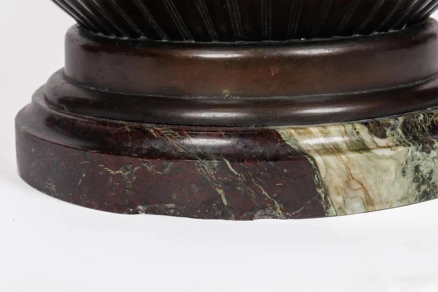 Un Majestic e Monumentale Vaso in Bronzo Patinato con Imperatori Romani Regali in vendita 3