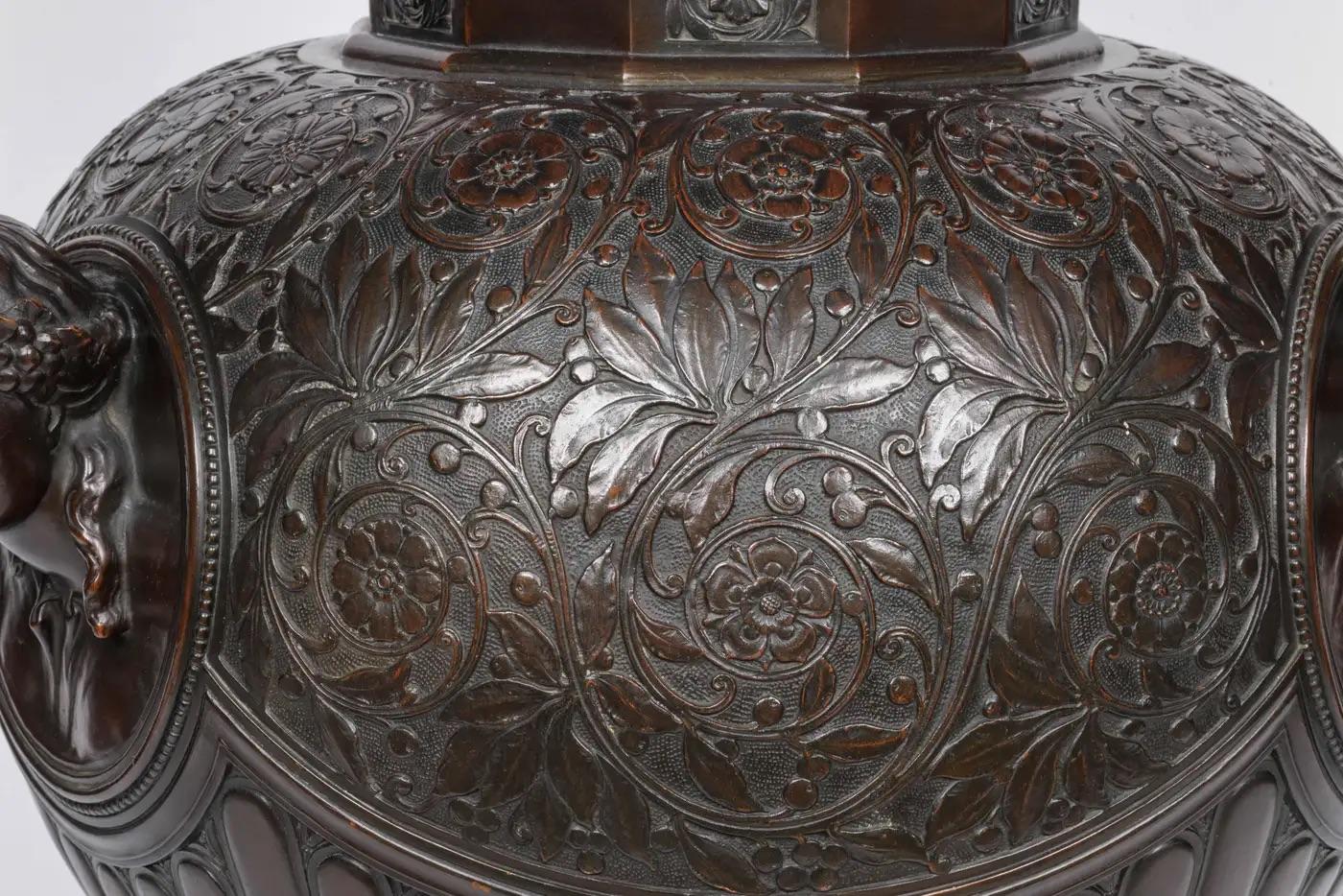 Un Majestic e Monumentale Vaso in Bronzo Patinato con Imperatori Romani Regali in vendita 4