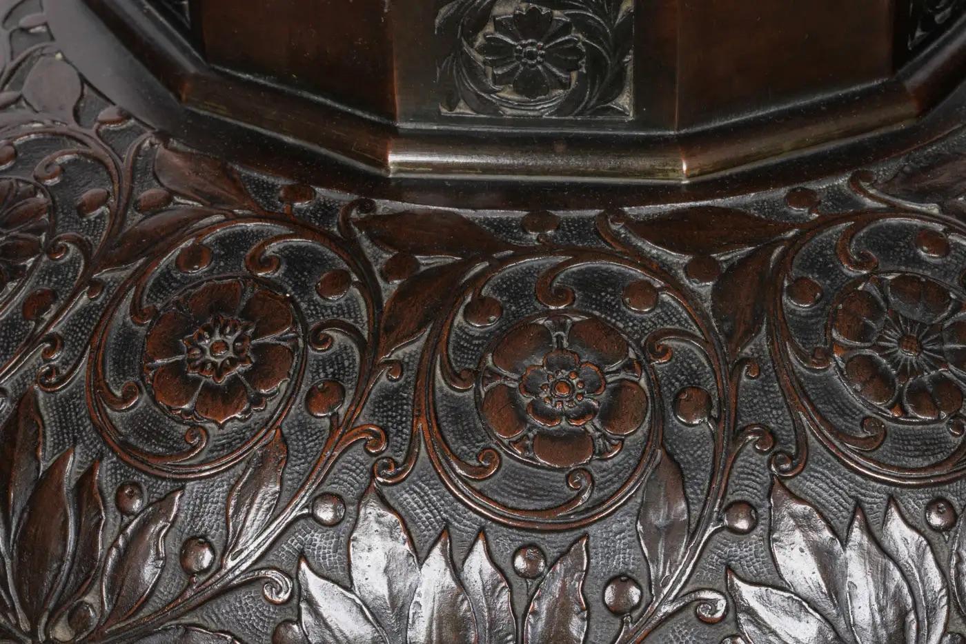 Un Majestic e Monumentale Vaso in Bronzo Patinato con Imperatori Romani Regali in vendita 5