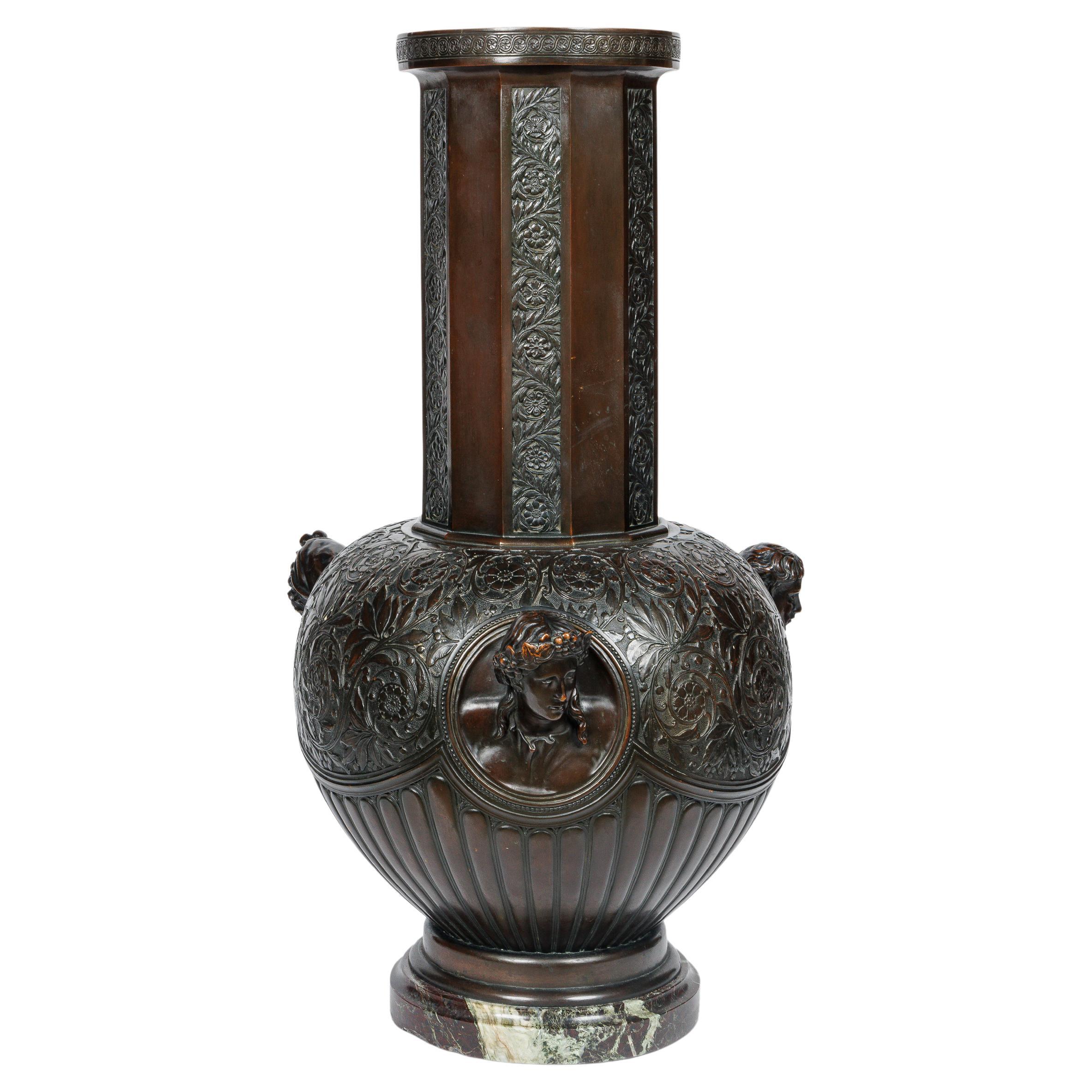 Un Majestic e Monumentale Vaso in Bronzo Patinato con Imperatori Romani Regali in vendita