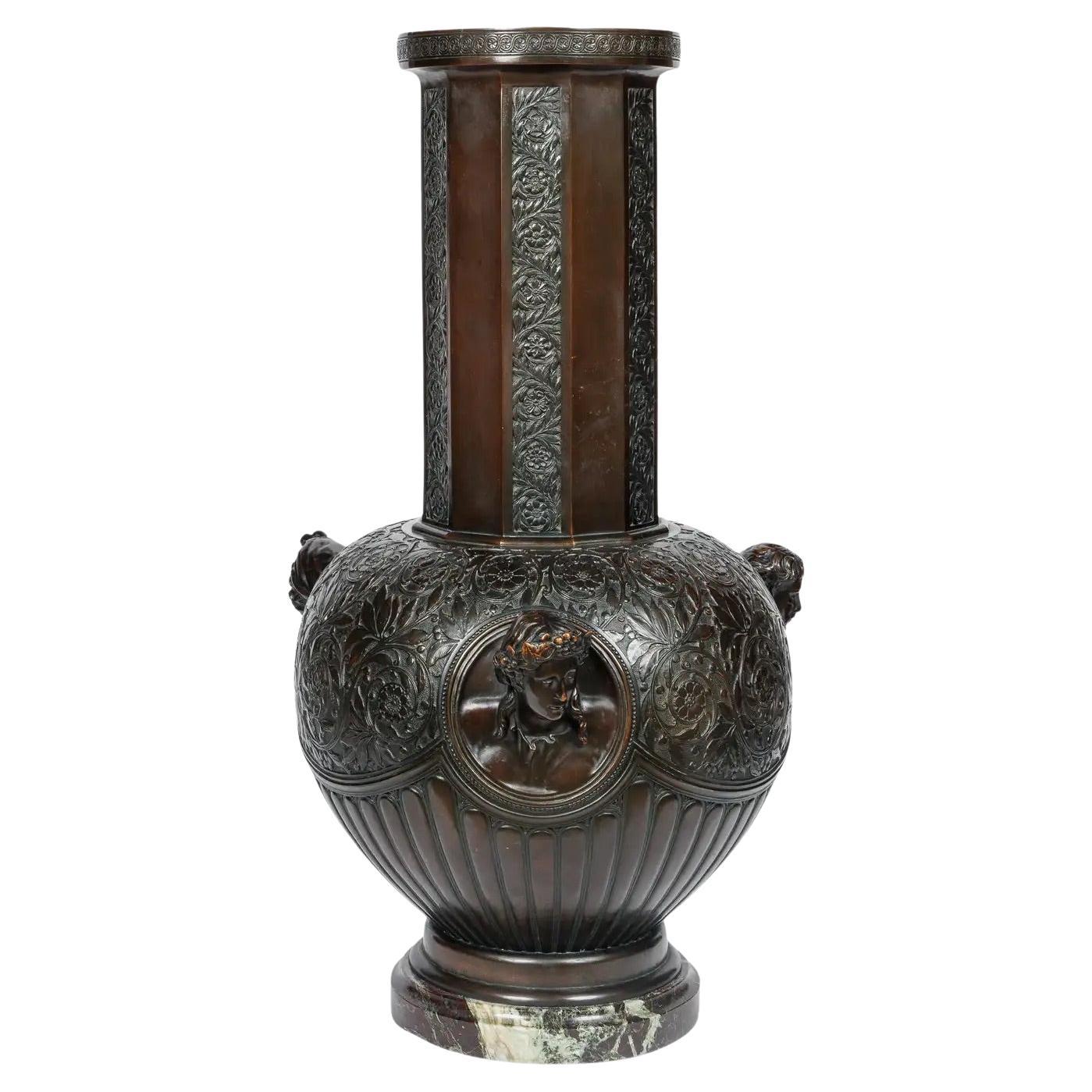 Un Majestic e Monumentale Vaso in Bronzo Patinato con Imperatori Romani Regali in vendita