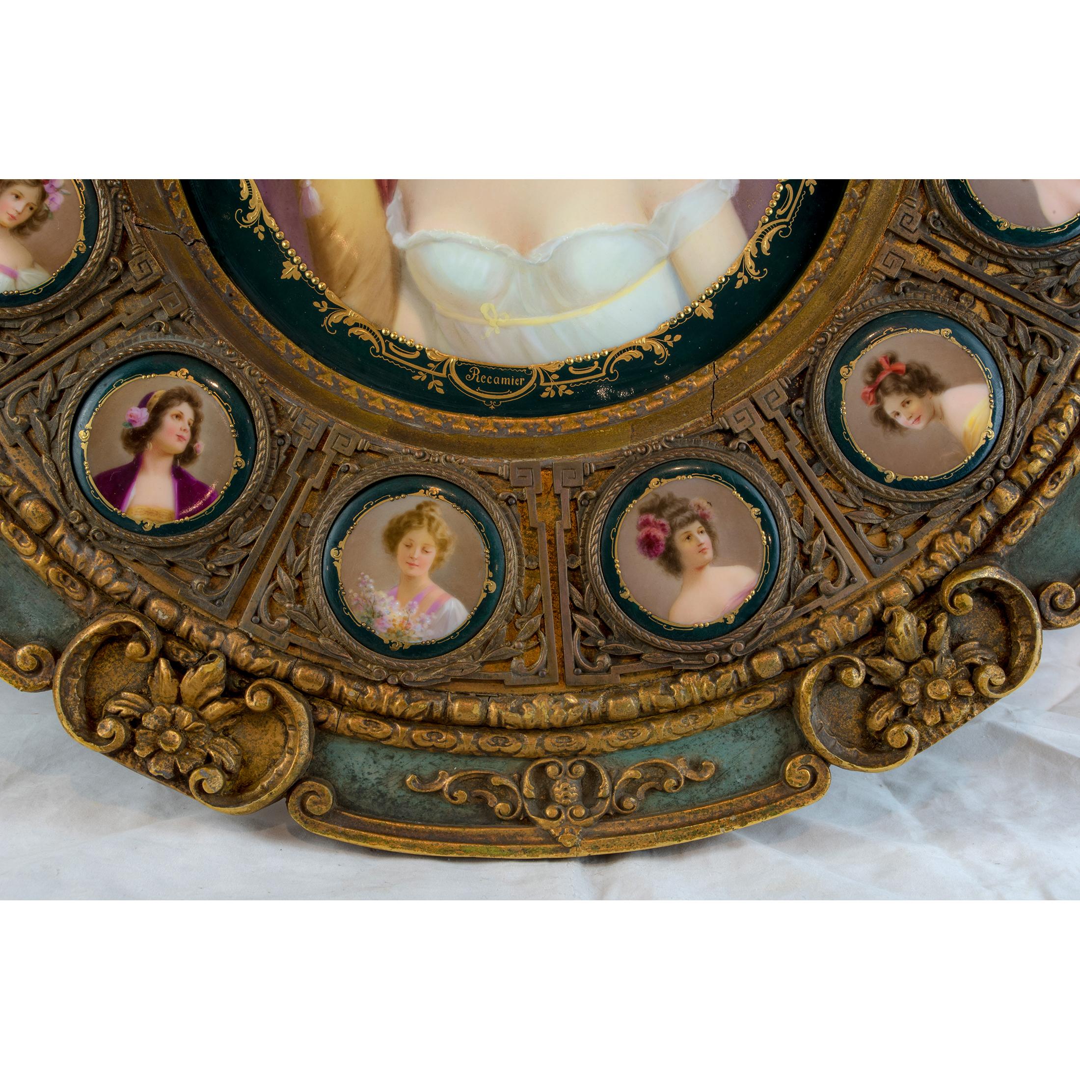 A Majestic Royal Vienna Porcelain Salon Table with Portraits In Good Condition For Sale In New York, NY