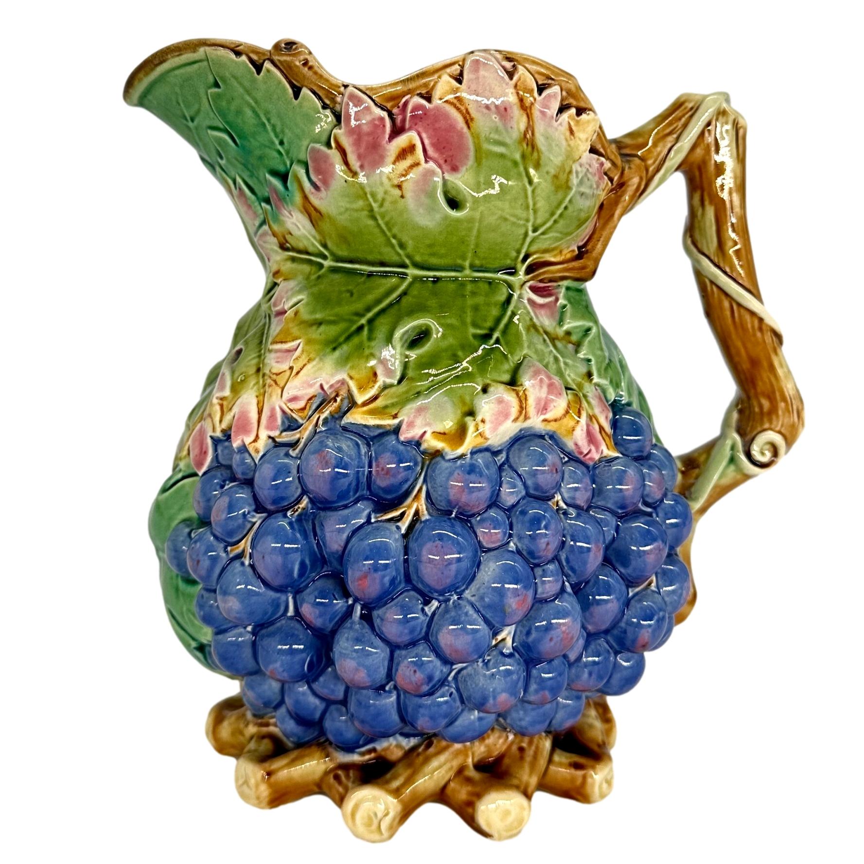 T. C. Brown-Westhead, Moore & Co. Majolika-Weinkrug in Form von violett glasierten Weintrauben mit Weinblättern und Weinreben auf einem erhöhten Sockel mit sich kreuzenden Zweigen und einem Henkel aus Zweigen, innen rosa glasiert, Rückseite mit