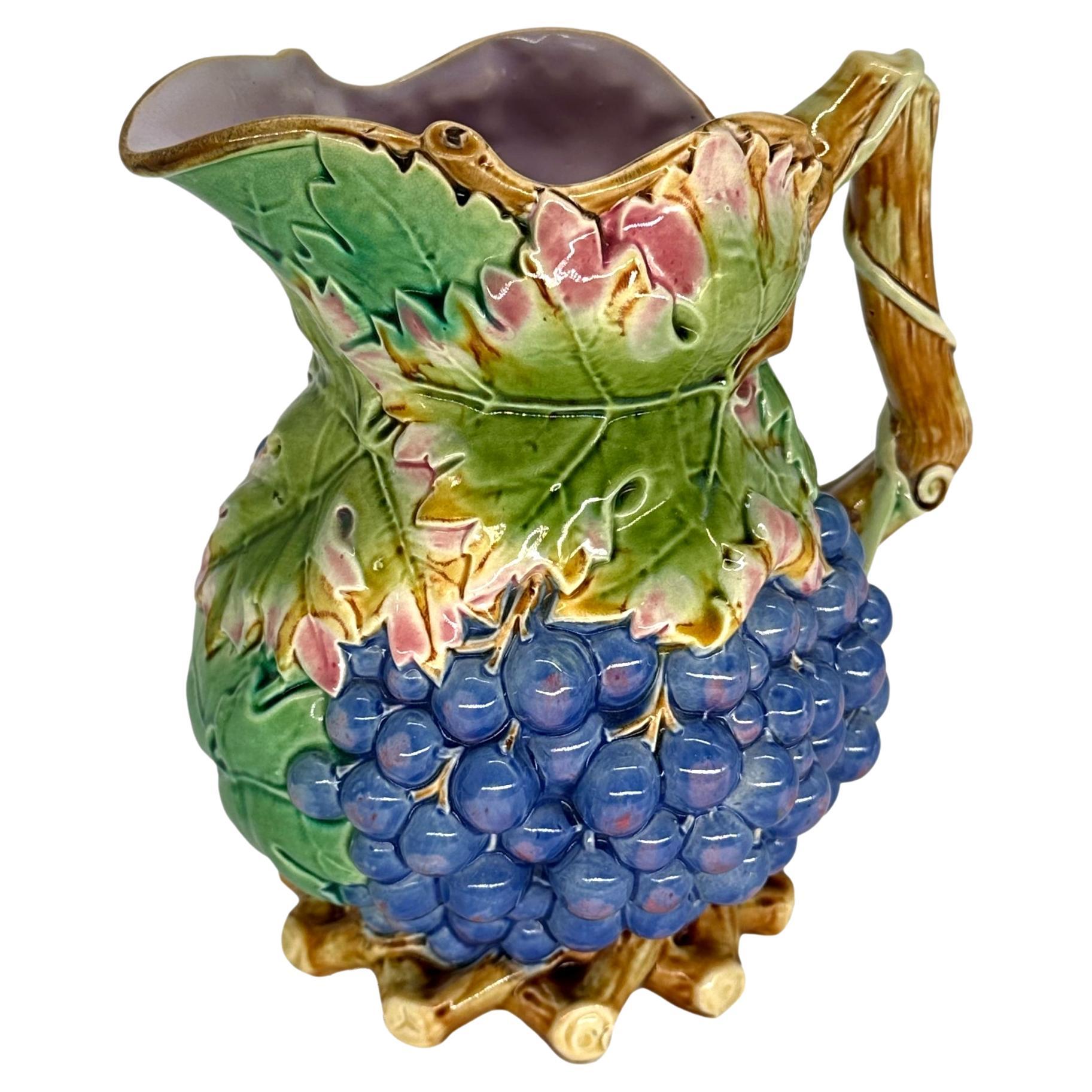 Una jarra de vino de mayólica con forma de uva de Brown-Westhead, Moore, inglés, hacia 1876