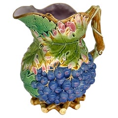 Una jarra de vino de mayólica con forma de uva de Brown-Westhead, Moore, inglés, hacia 1876