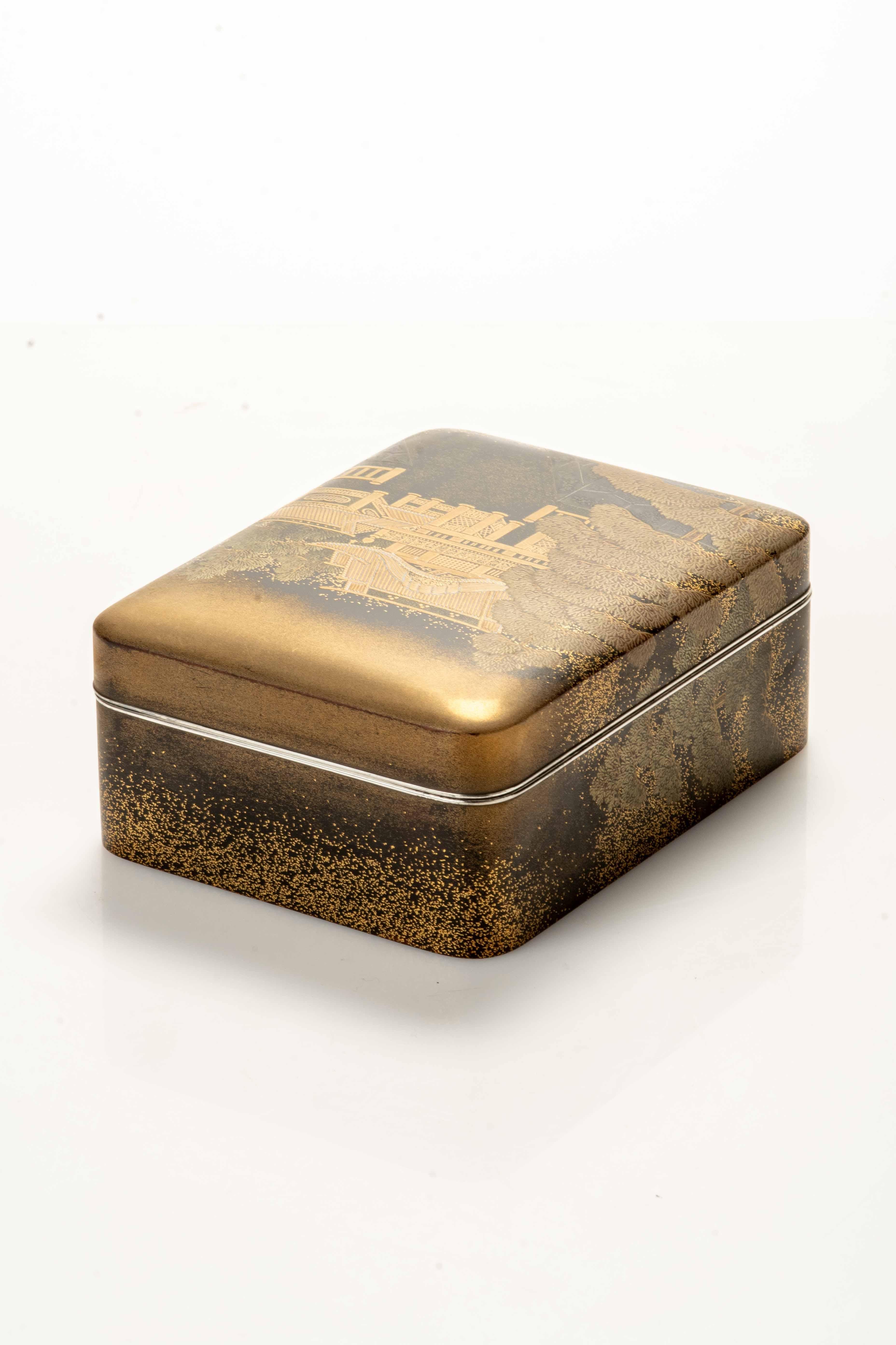 Caja tebako de laca maki-e con adornos dorados Japanese en venta