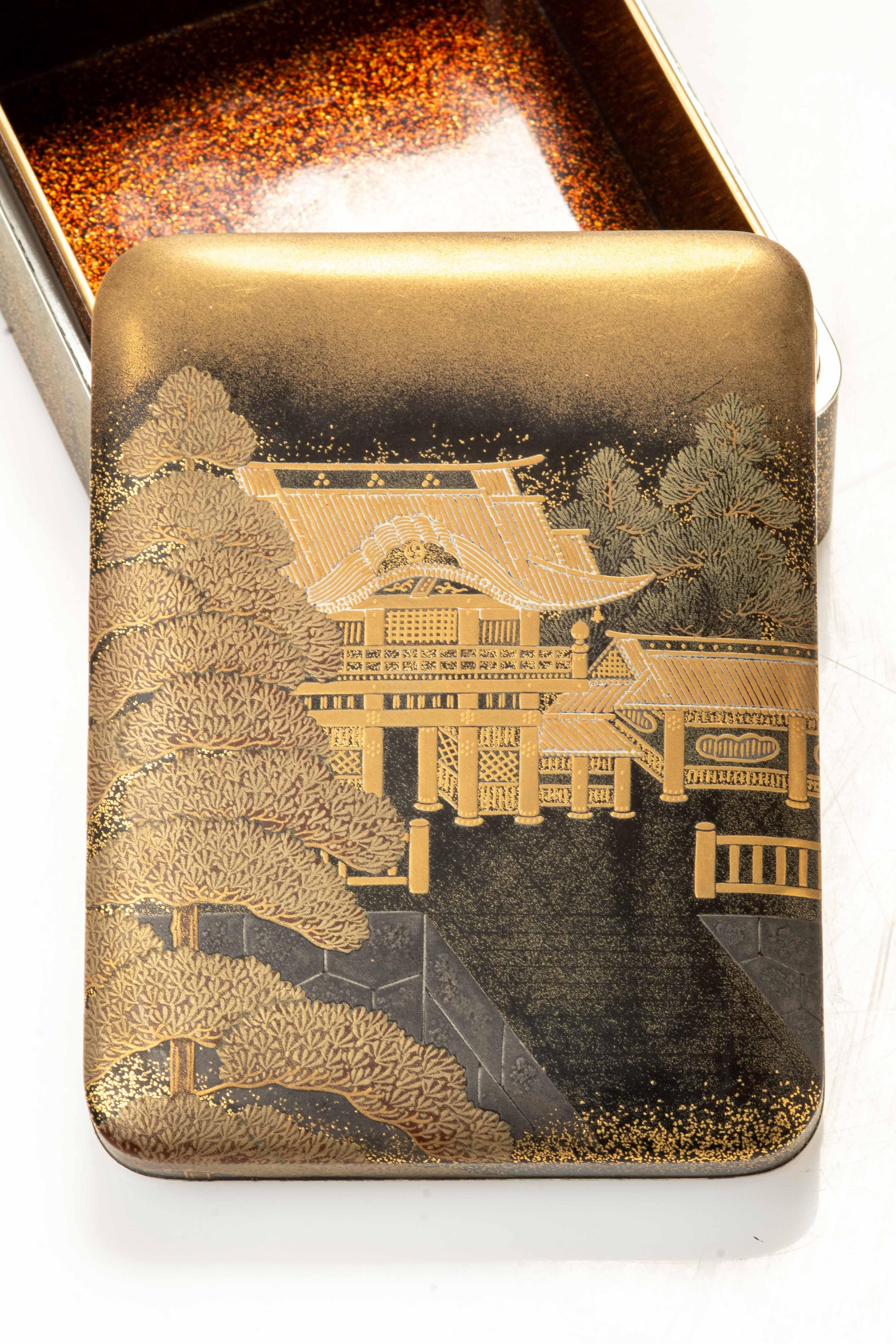 Caja tebako de laca maki-e con adornos dorados Japonizado en venta