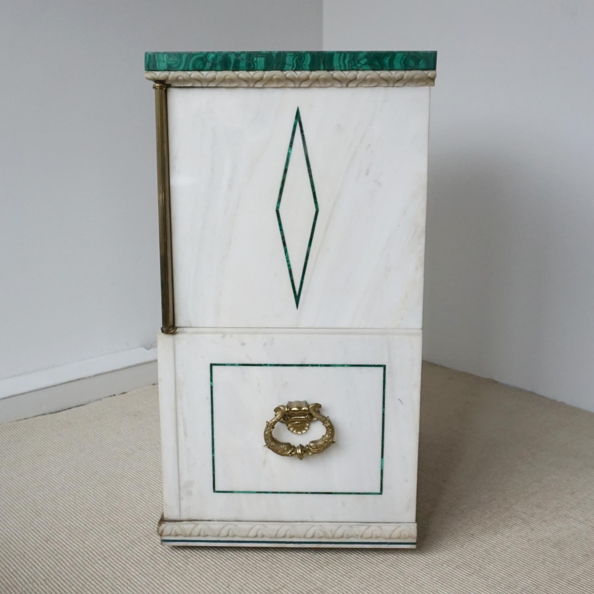 Un mobile anni '50 in malachite e marmo in vendita 7