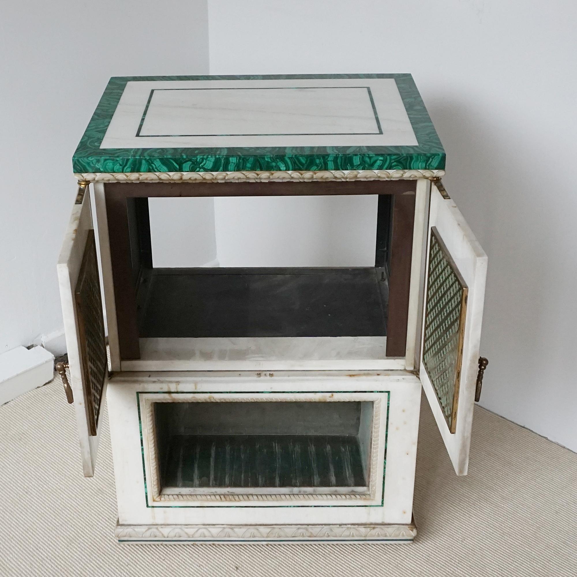 Un mobile anni '50 in malachite e marmo in vendita 10