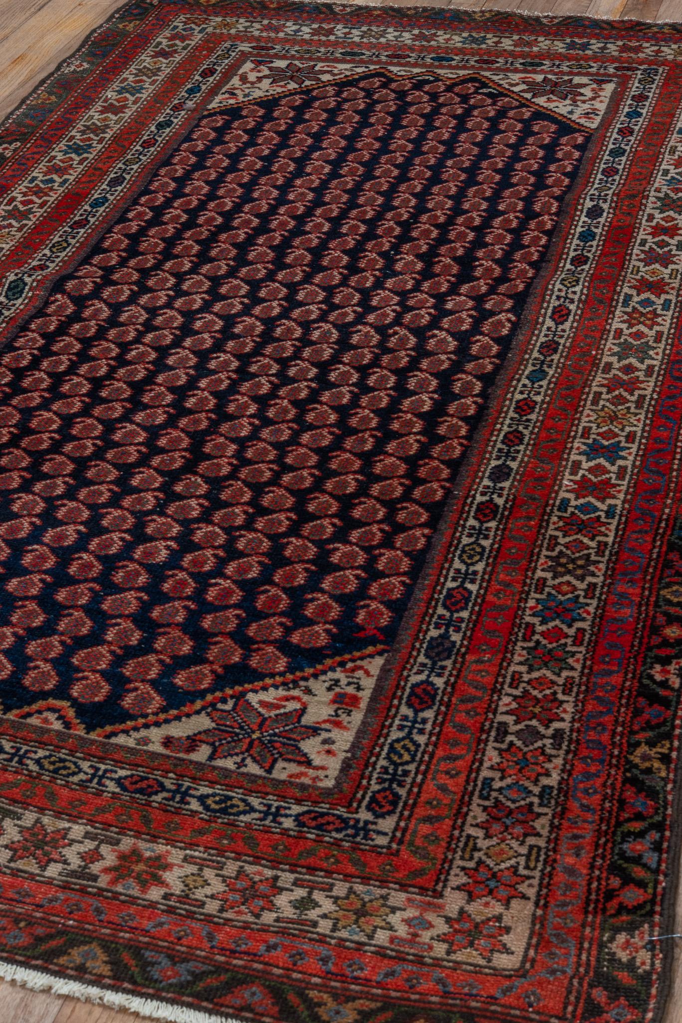 Ein Malayer-Teppich um 1930. Handgeknüpft aus 100% Wollgarn.