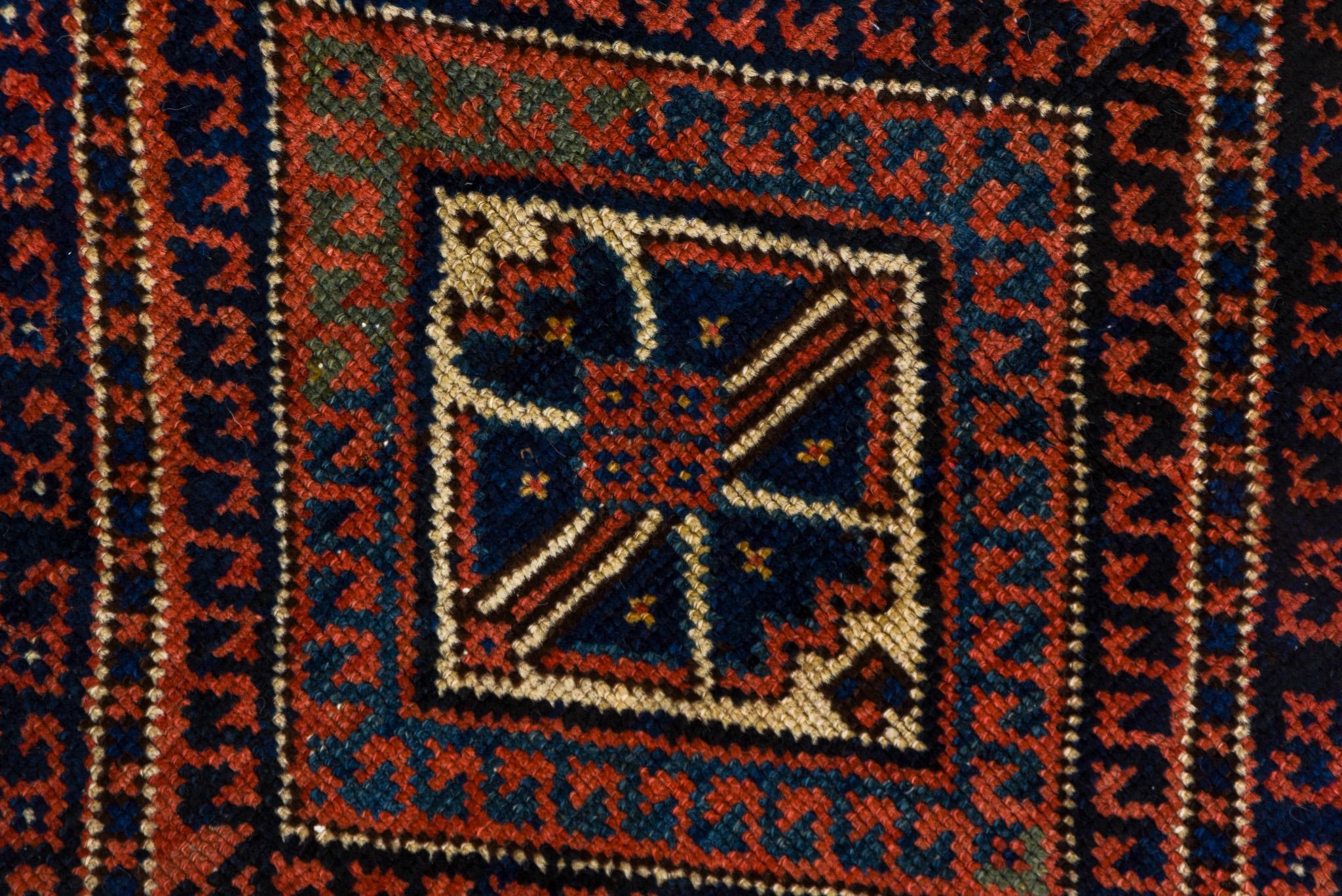 A Malayer Rug circa 1930 In Good Condition For Sale In Philadelphia, PA