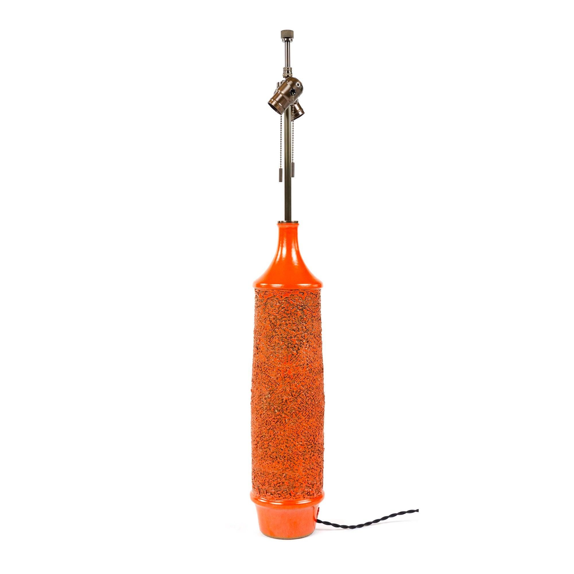 Lampe de table en céramique de forme cylindrique, tournée à la main, avec une riche glaçure orange brillante et un décor sgraffite profondément texturé. À l'époque de la production, le prix de l'émail 