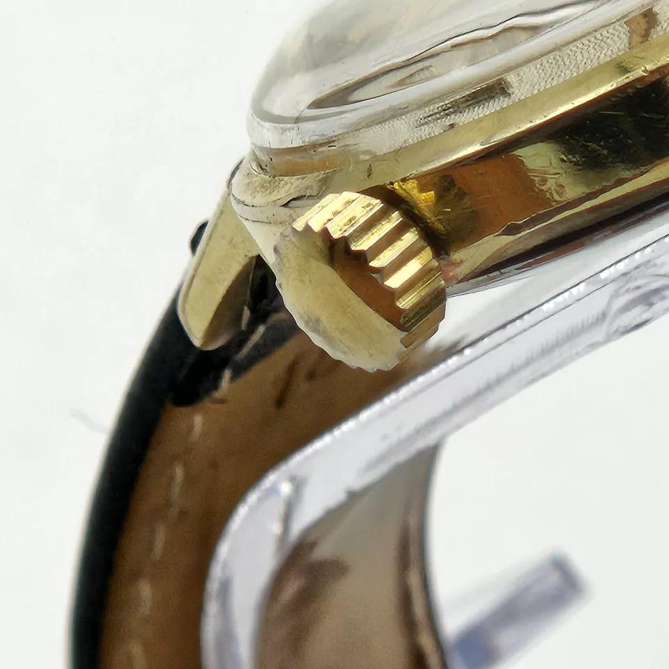 Une montre-bracelet suisse Avia Olymp à remontage manuel, dans un boîtier plaqué or avec un fond en acier inoxydable, sur un nouveau bracelet en cuir brun avec une boucle dorée. Cadran argenté avec index bâtons dorés, aiguilles dorées assorties,