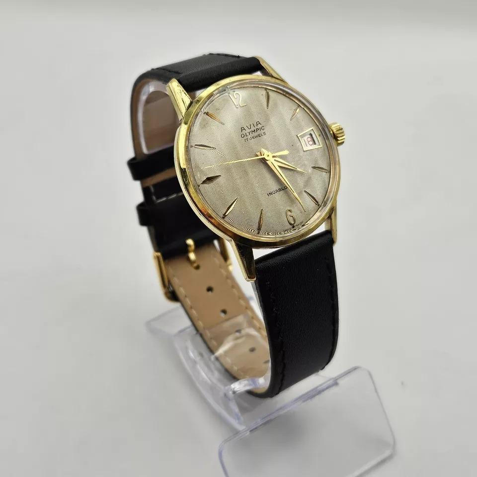 A Man's Vintage Swiss Avia Olympic Manual Wind Wristwatch 32mm Pour hommes en vente