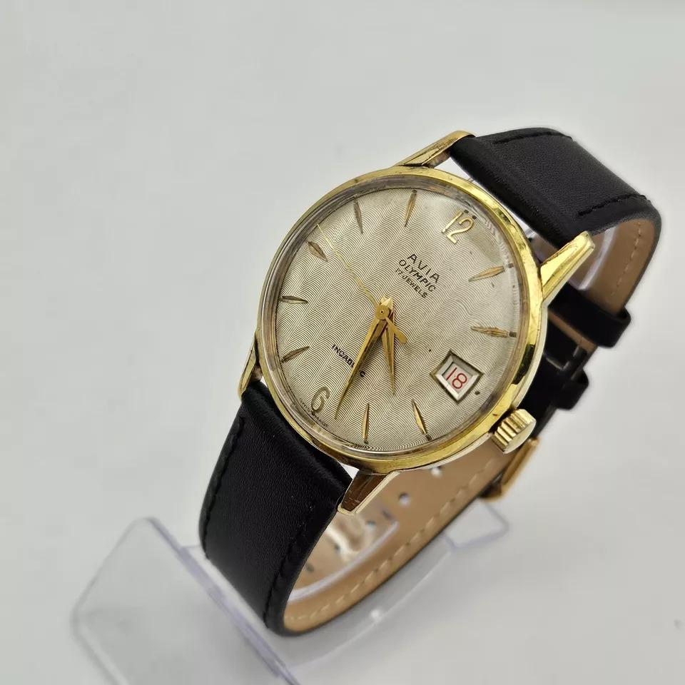 A Man's Vintage Swiss Avia Olympic Manual Wind Wristwatch 32mm en vente 1