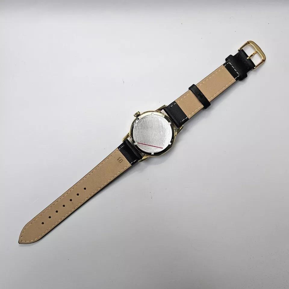 A Man's Vintage Swiss Avia Olympic Manual Wind Wristwatch 32mm en vente 3