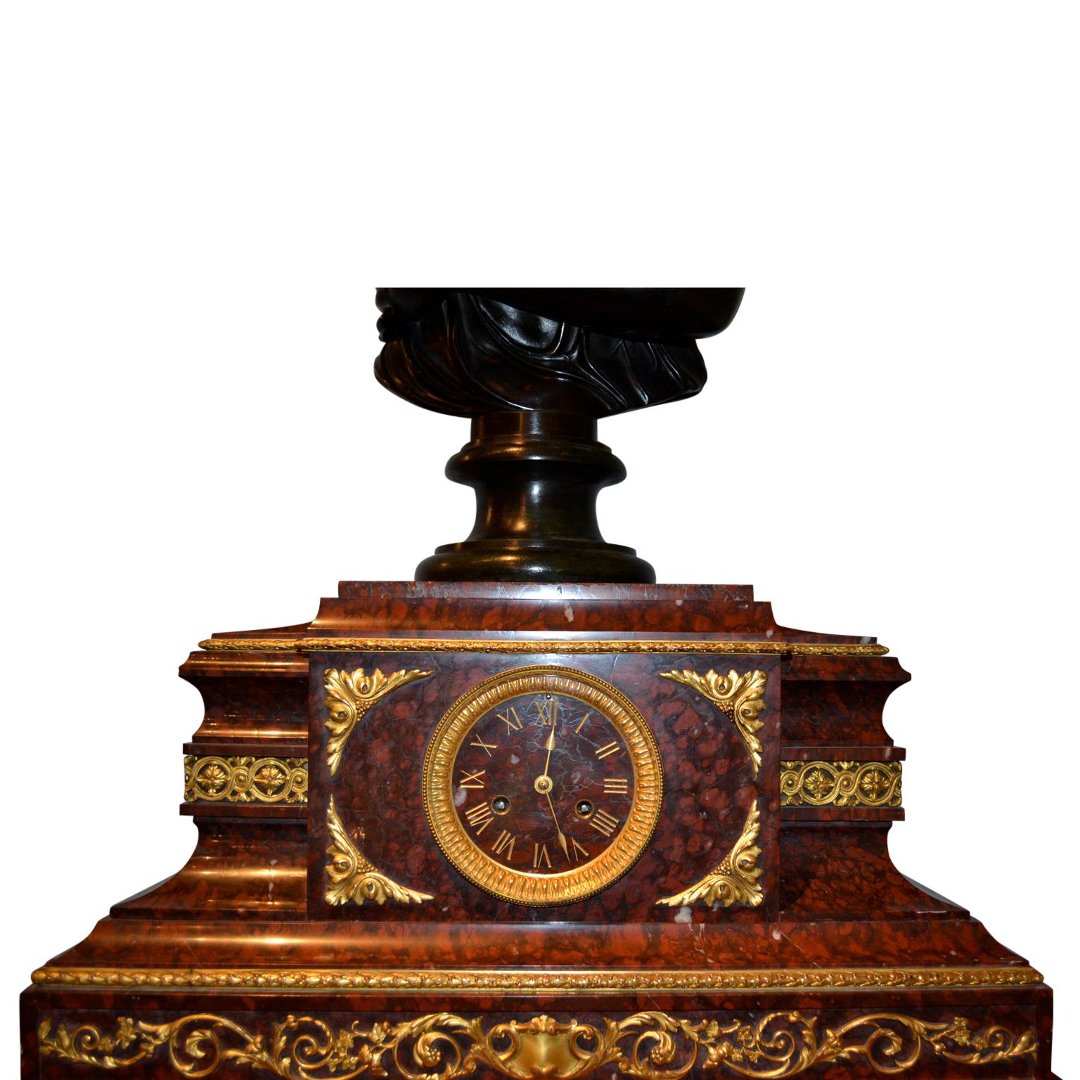 Fait main Base d'horloge en marbre et bronze doré montée sur un buste féminin classique en bronze en vente