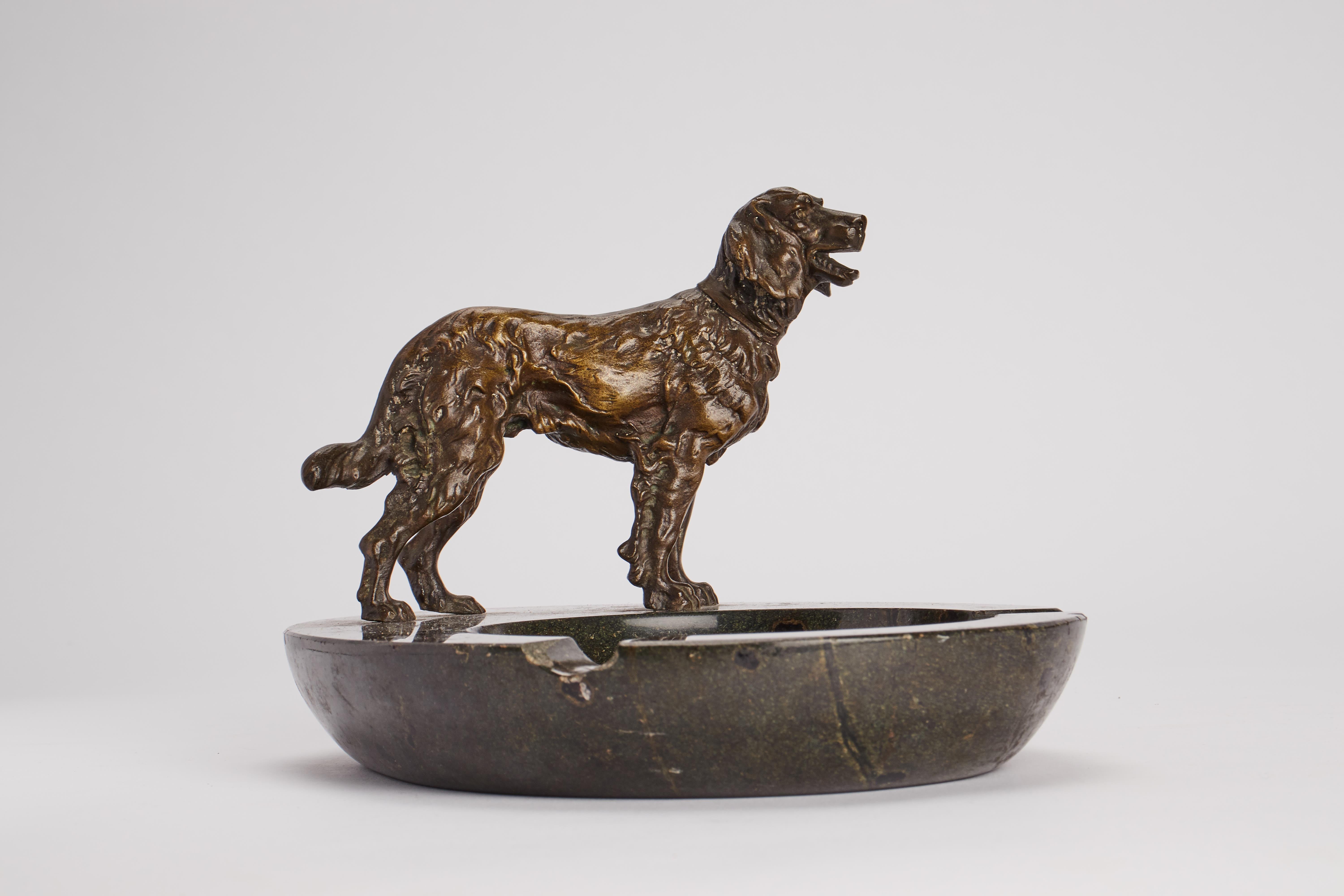 Posacenere in marmo verde delle Alpi con scultura di un setter in bronzo. Inghilterra, circa 1890.