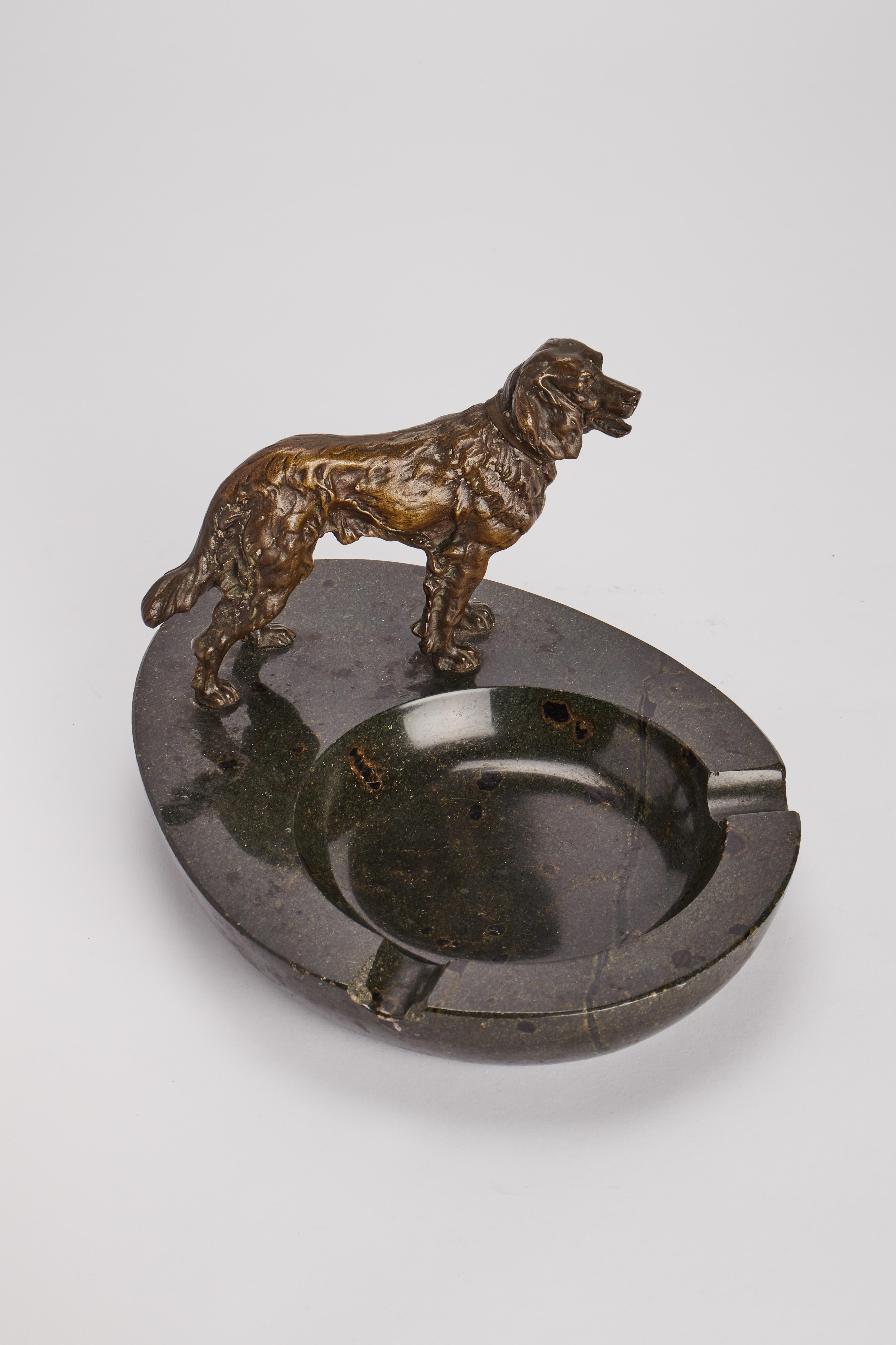 Anglais Cendrier en marbre avec la sculpture d'un chien sertisseur de bronze,  Angleterre 1890. en vente