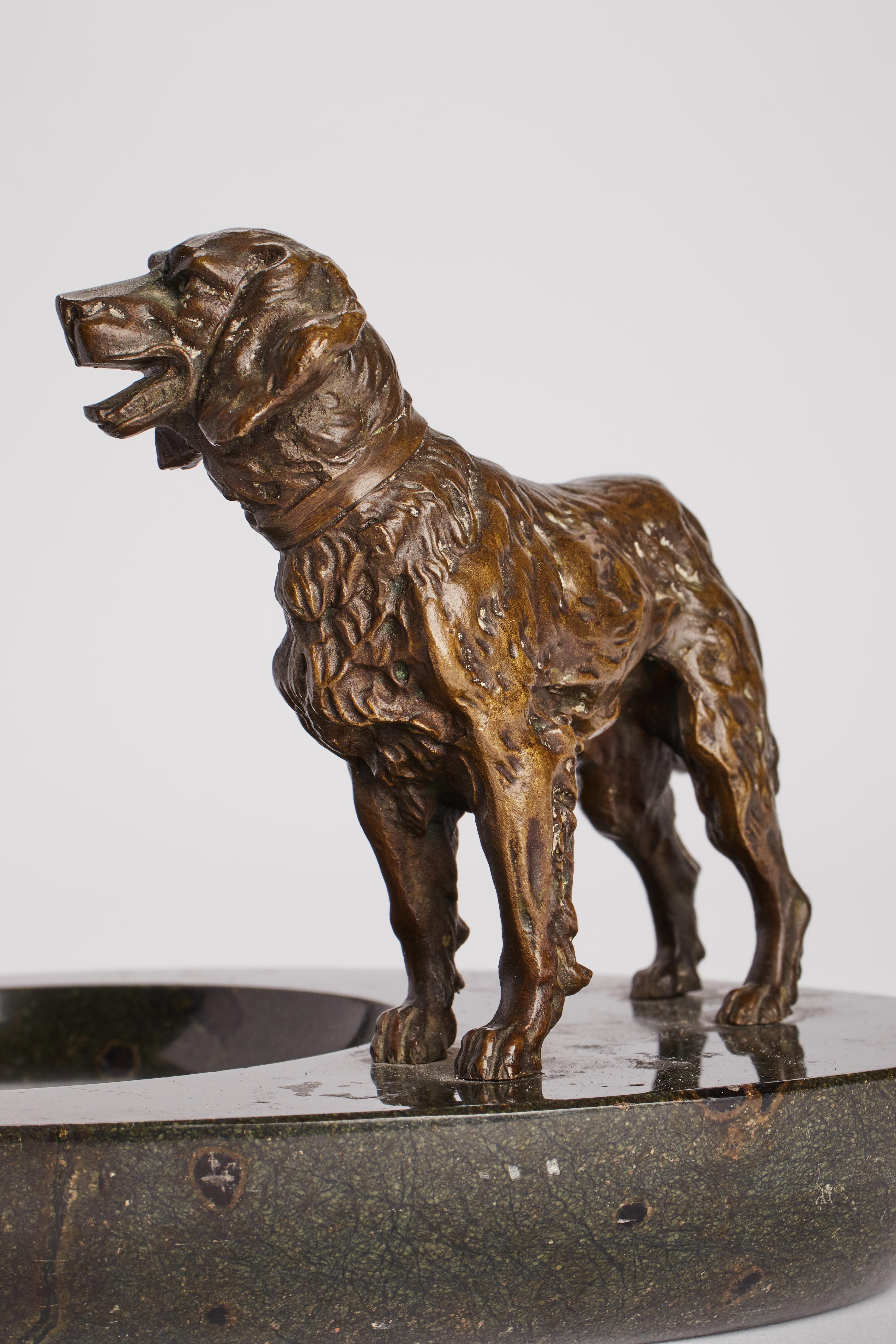 XIXe siècle Cendrier en marbre avec la sculpture d'un chien sertisseur de bronze,  Angleterre 1890. en vente