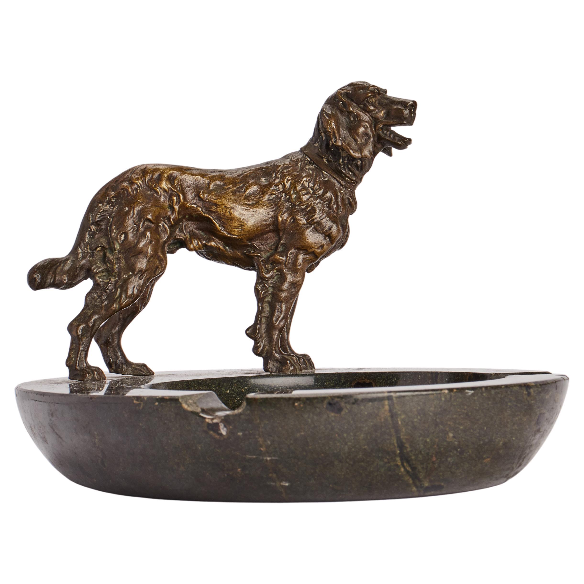 Cendrier en marbre avec la sculpture d'un chien sertisseur de bronze,  Angleterre 1890.