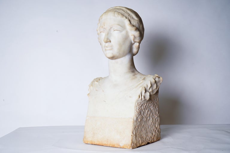 Marble Bust of a Woman In Good Condition In Chicago, IL