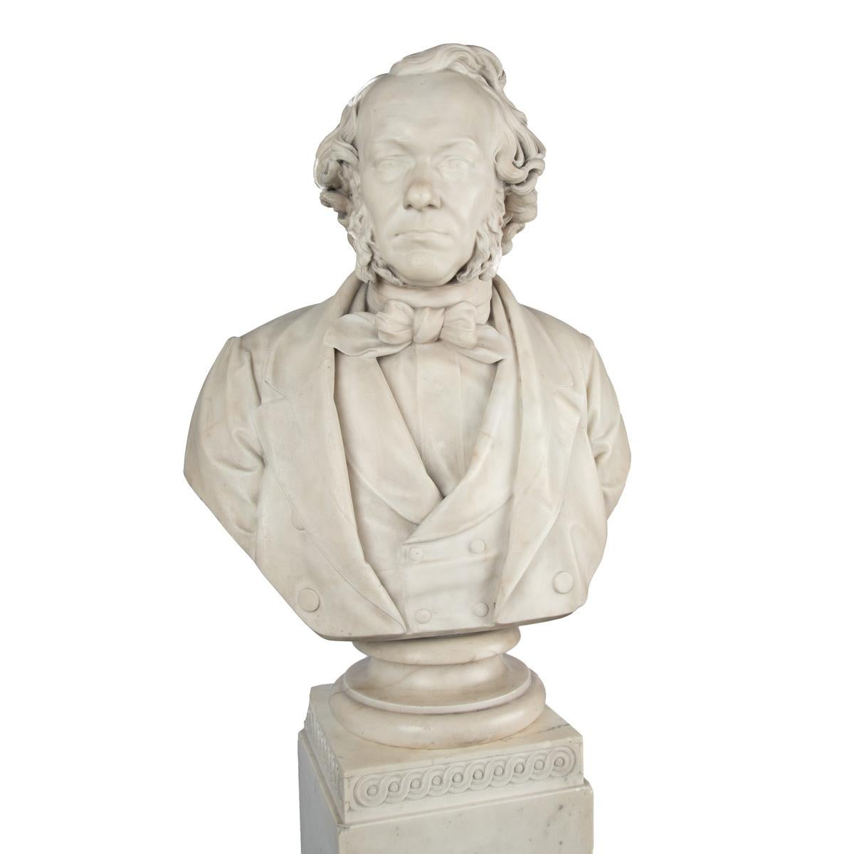 Un beau et important buste en marbre sur piédestal de Richard Cobden par Neville Northey Burnard, 1865, exposé à l'Académie royale écossaise en 1866 et présenté à la Chambre de commerce d'Édimbourg.

Ce buste en marbre blanc est très finement