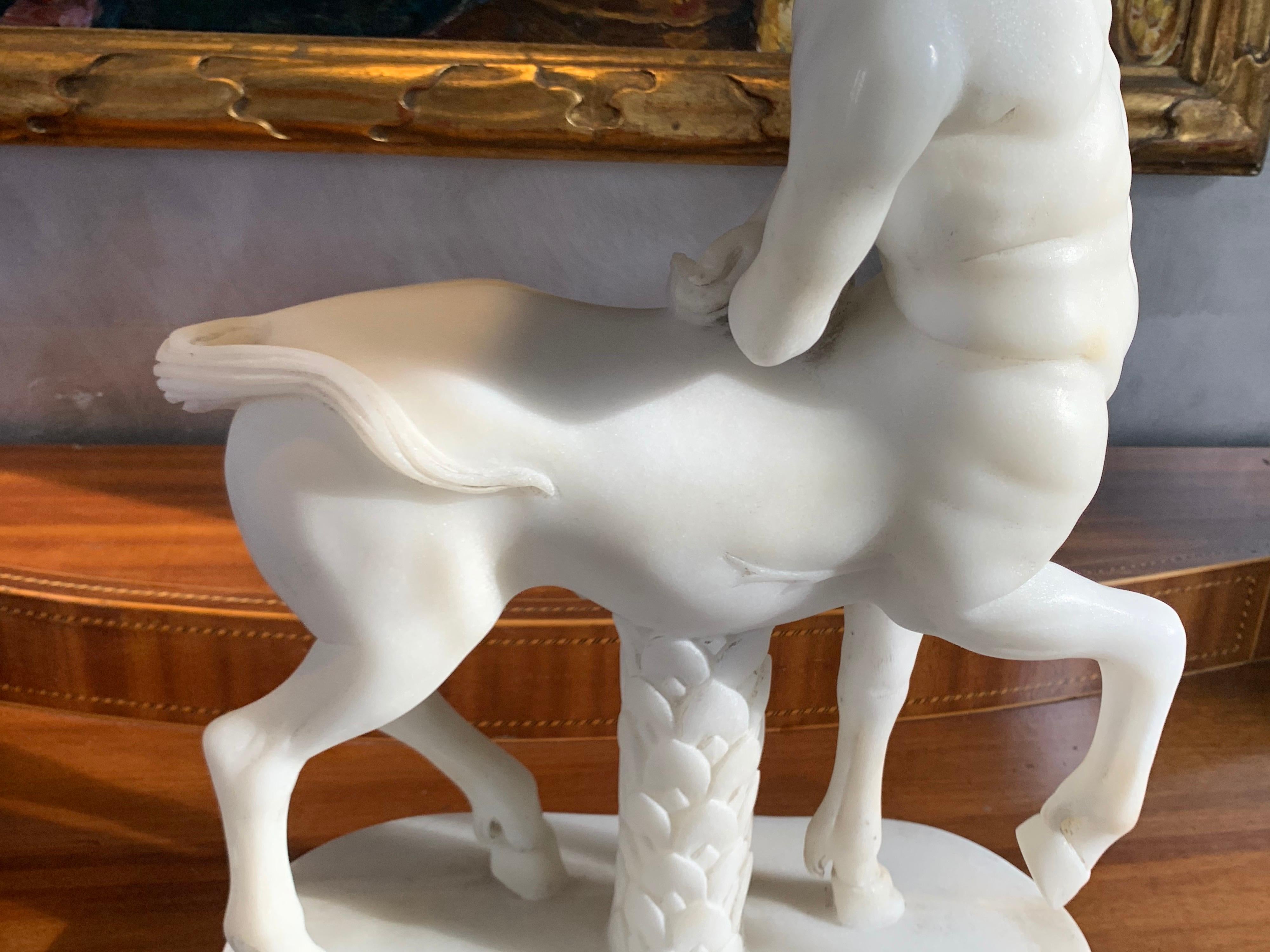 Romano classico Scultura in marmo di un centauro in vendita
