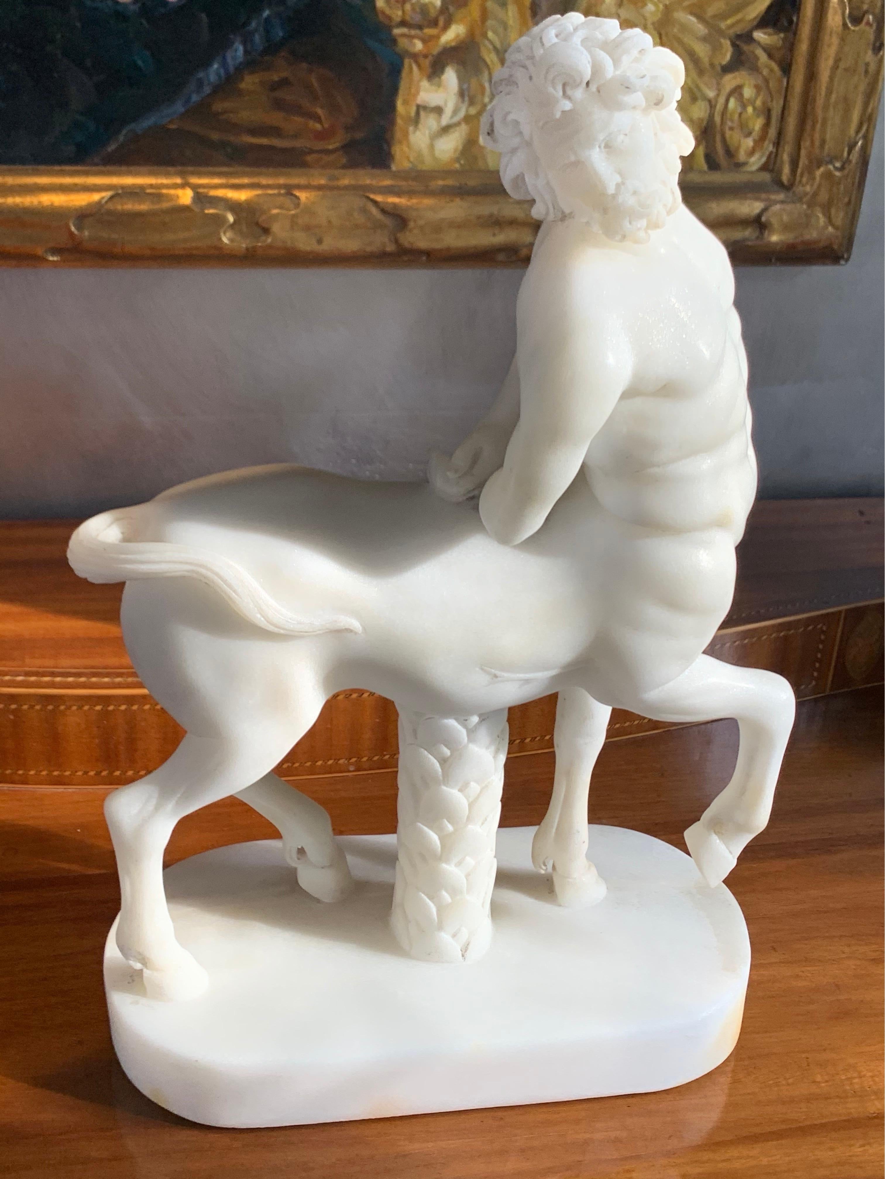 XX secolo Scultura in marmo di un centauro in vendita