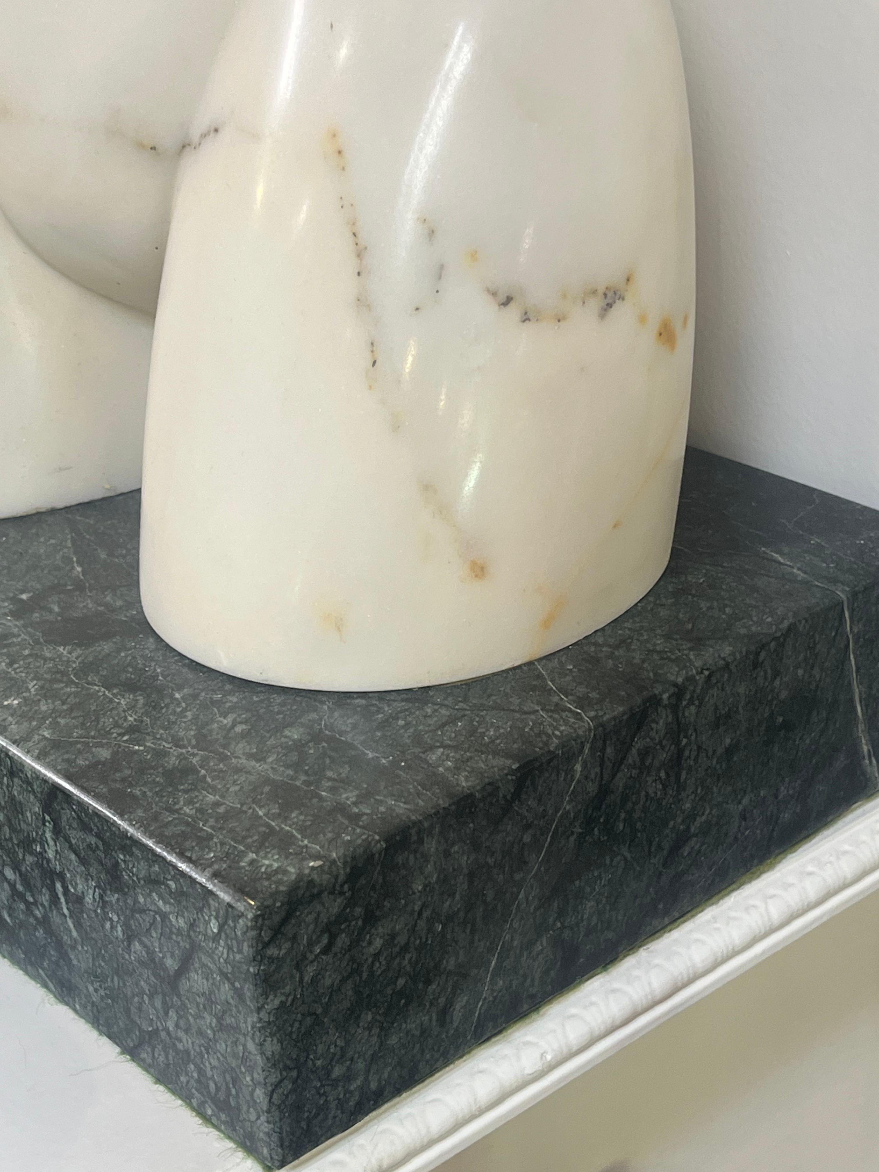 Américain Une sculpture de torse figurative en marbre de John Bartolomeo en vente