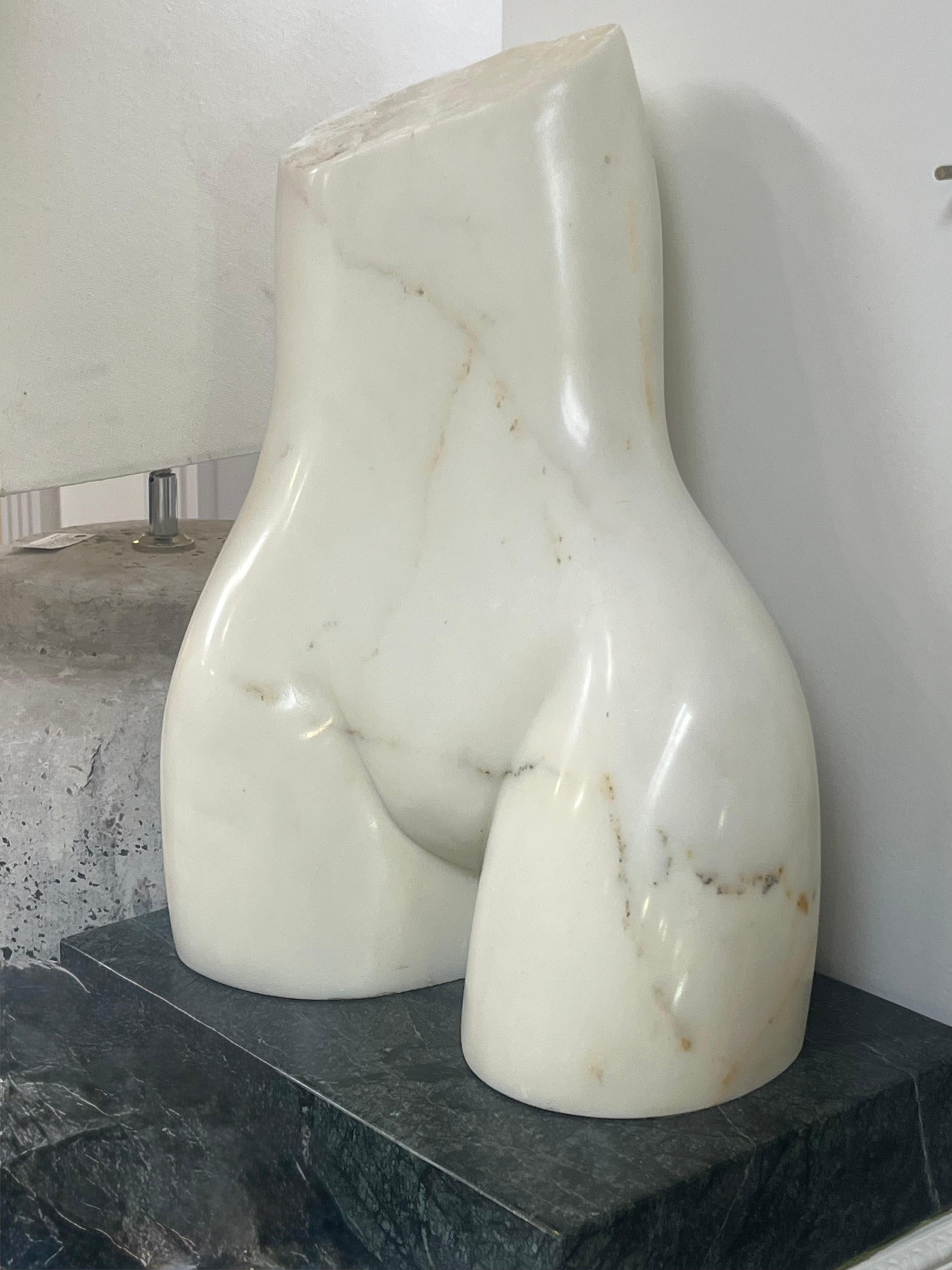 XXIe siècle et contemporain Une sculpture de torse figurative en marbre de John Bartolomeo en vente