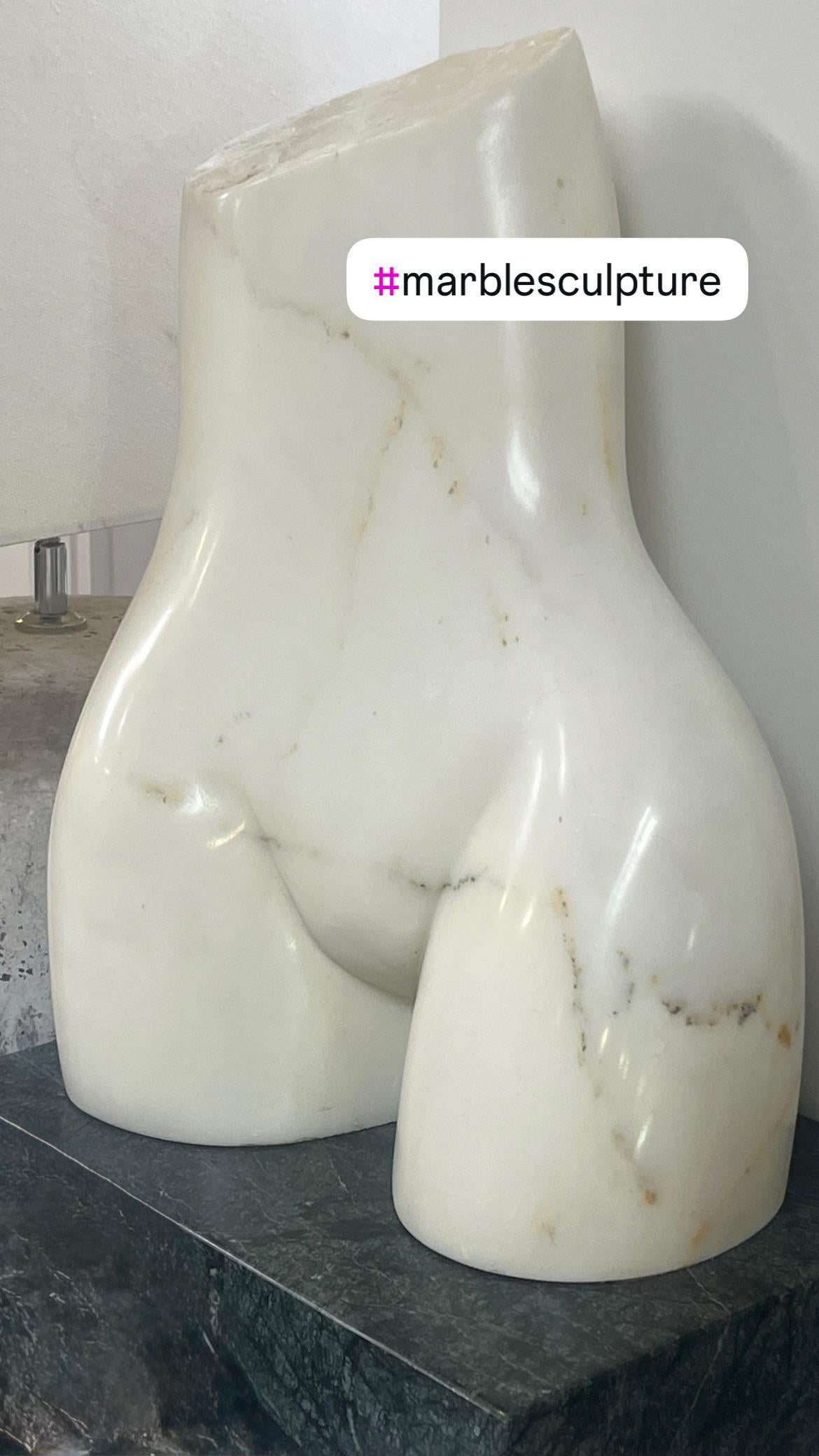 Marbre Une sculpture de torse figurative en marbre de John Bartolomeo en vente