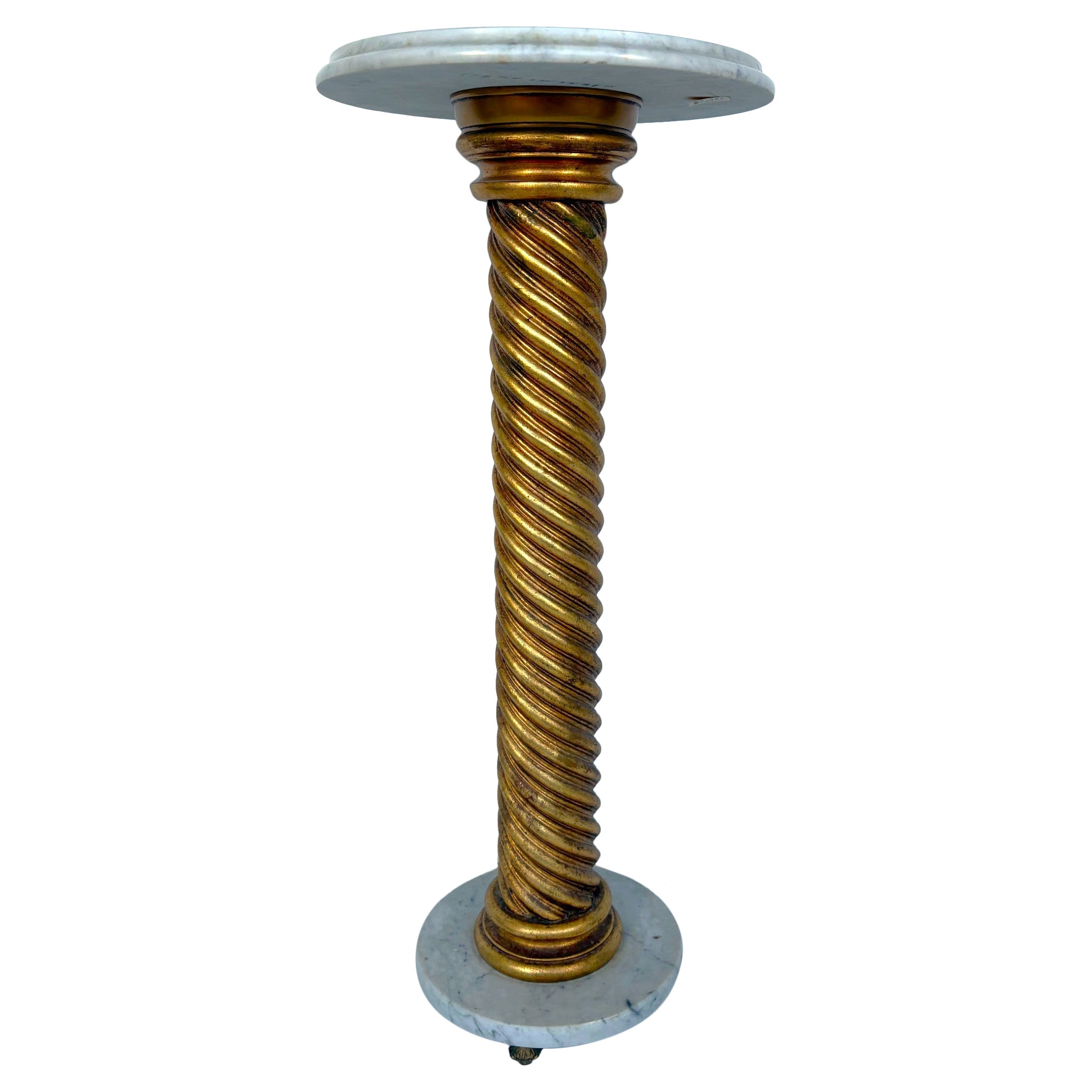 Un Pedestal de Madera Dorada con Tapa de Mármol en venta