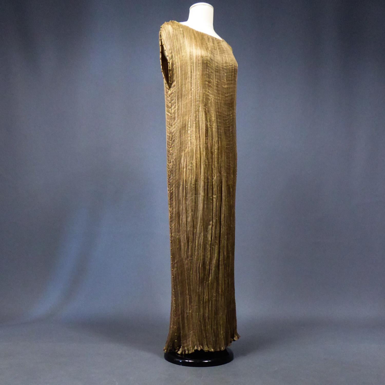 Circa 1915/1925
Italy / France

Sleeveless dress in milky coffee silk pongee, finely pleated model 